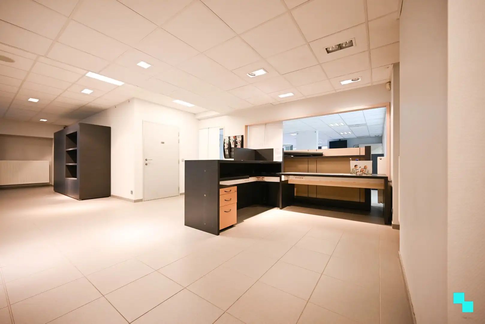 Deels ingerichte handelsruimte op toplocatie te Sint-Andries foto 14