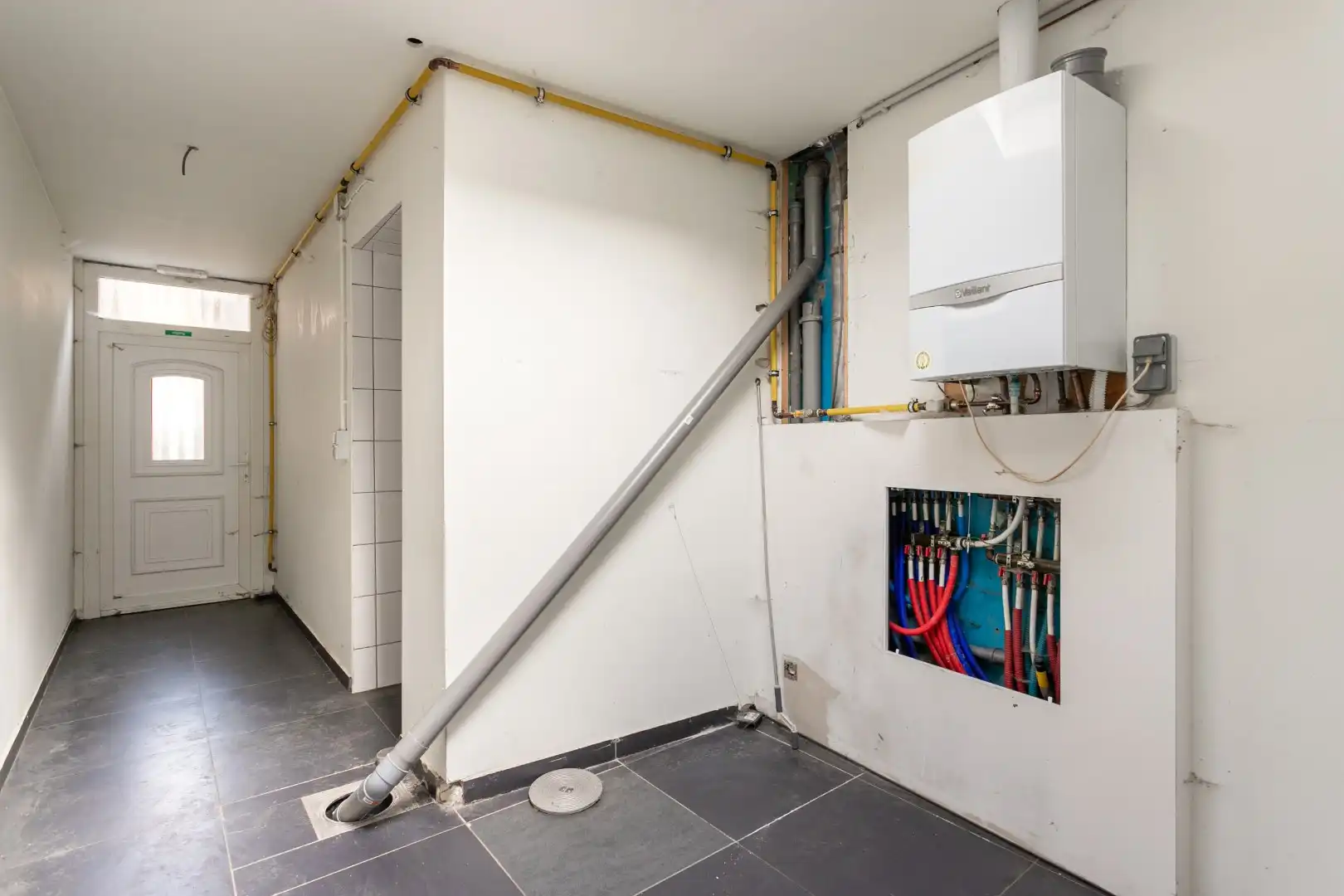 Handelsruimte met woonst op een gunstige ligging foto 7