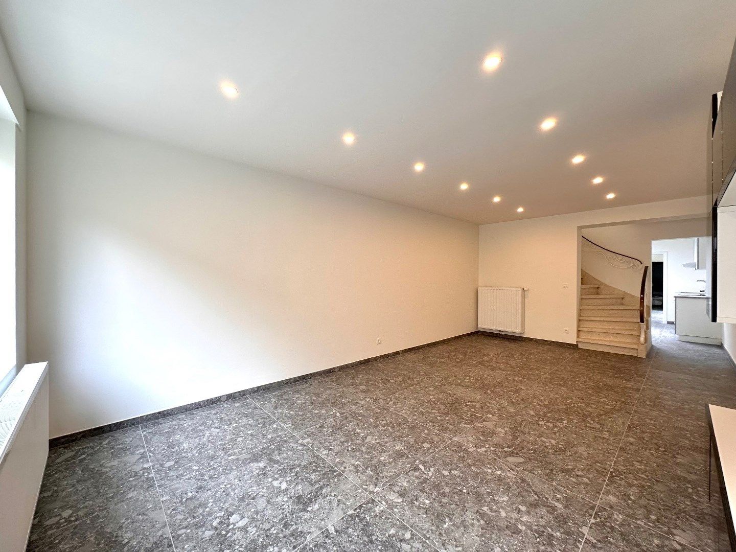 Volledig gerenoveerde woning met garage en tuin in hartje Tongeren! foto 2