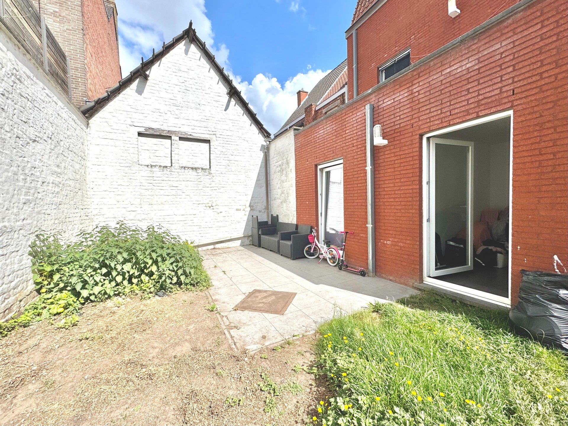 GELIJKVLOERS APPARTEMENT MET 2 SLPKS EN TUIN foto 12