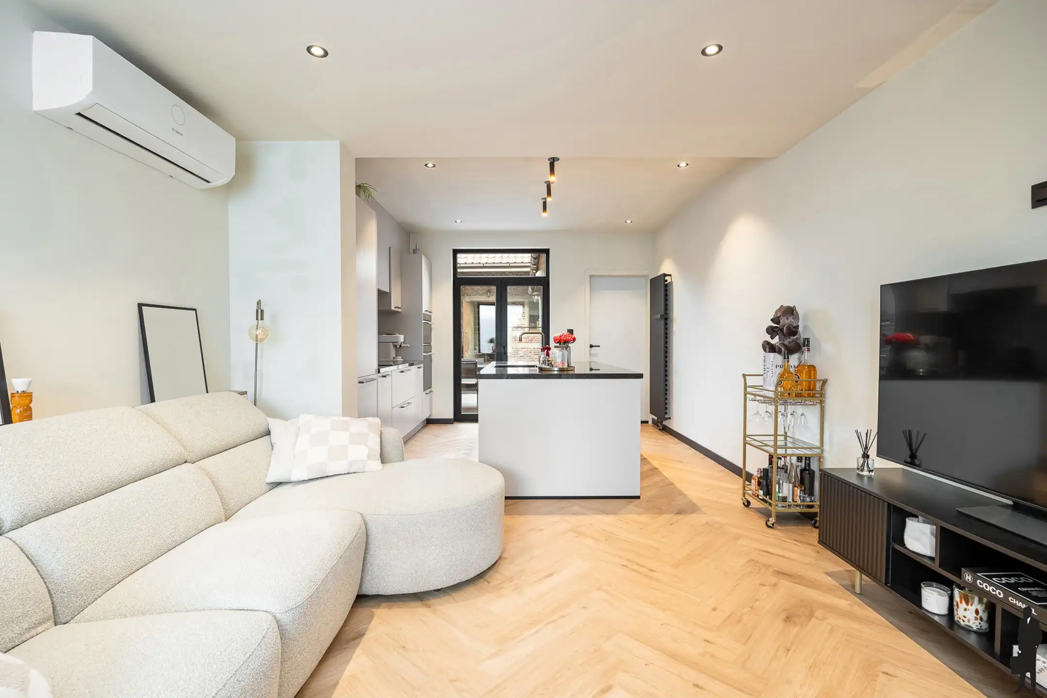 Instapklare en volledig gerenoveerde woning met garage&nbsp; foto {{pictureIndex}}