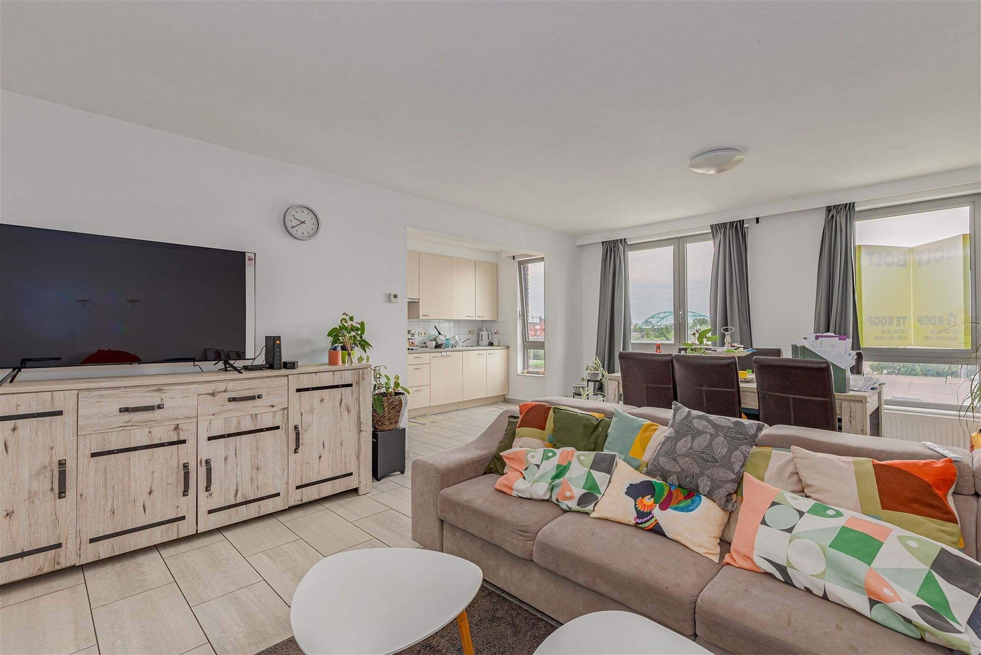 Lichtrijk appartement met 2 slaapkamers + terras te koop in Merksem foto 3