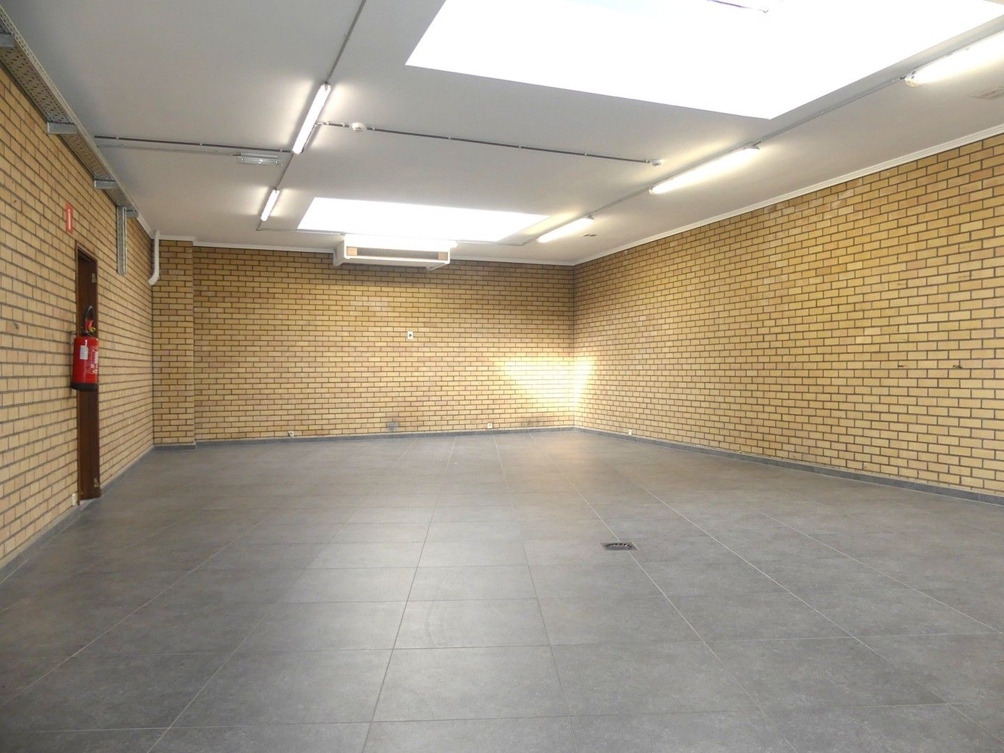 Veelzijdige handelsruimte in het centrum van de Boterstad foto 12
