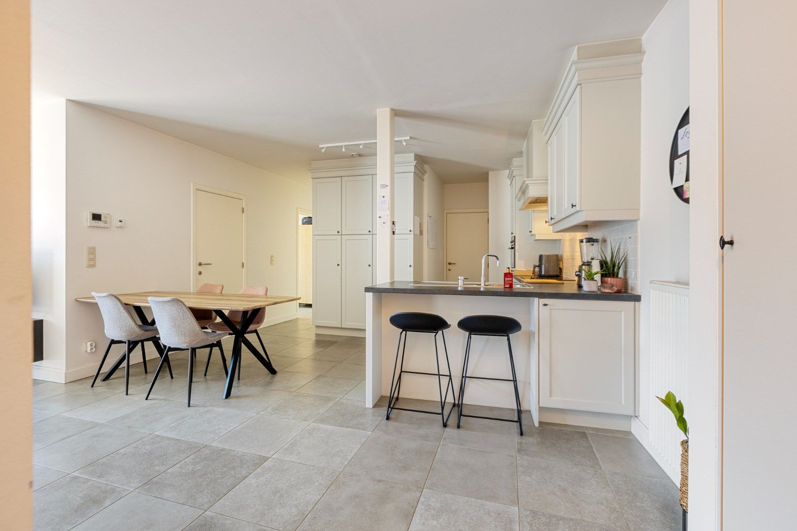 Instapklaar gelijkvloers appartement met 3 slpks, kelderberging en parking te OLV Olen ! foto 3