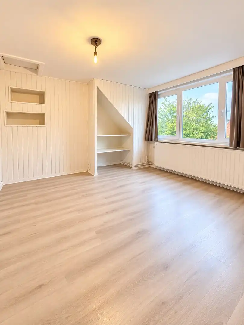 Ruime woning met vijf slaapkamers, grote garage en onderhoudsvriendelijke tuin foto 19