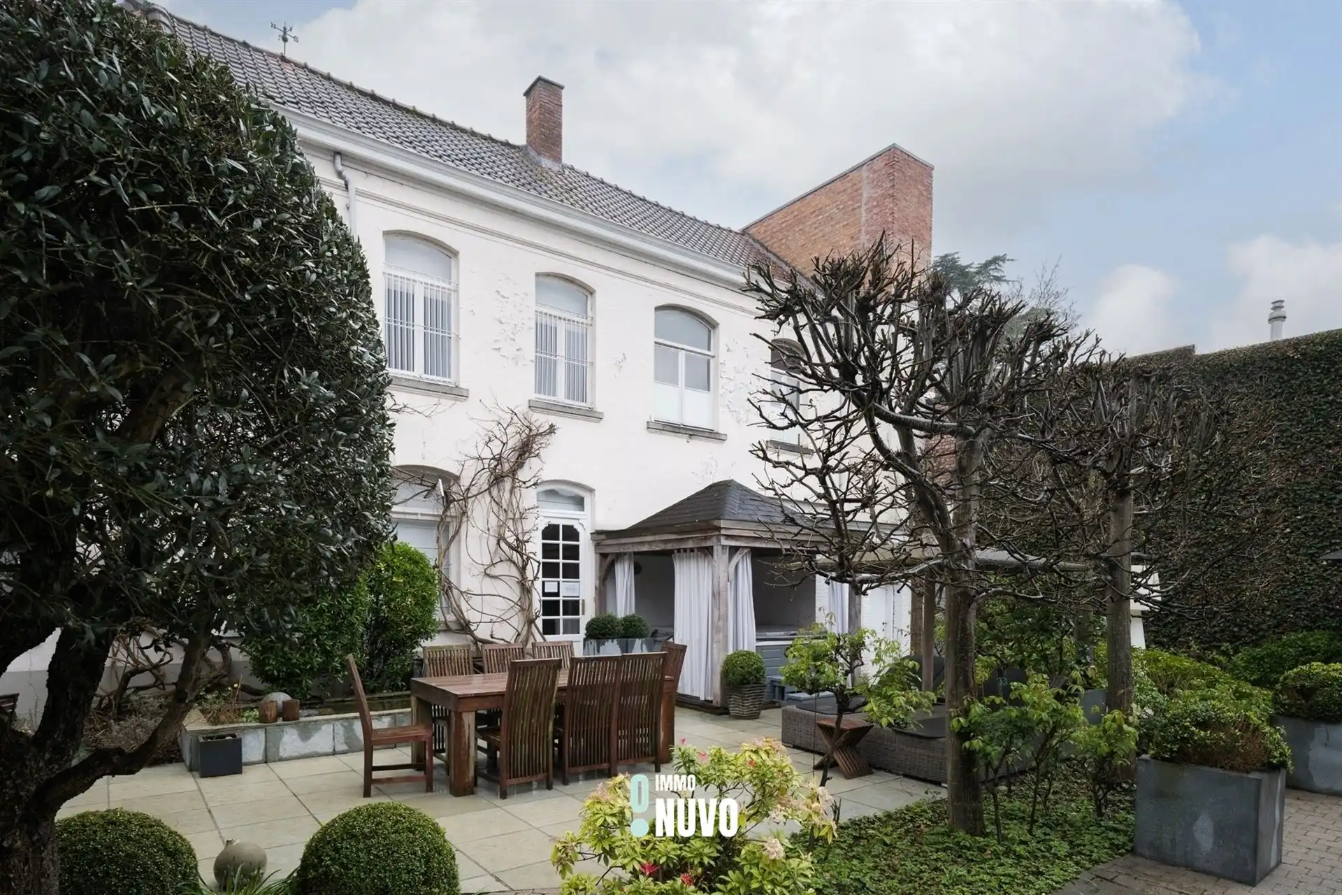 Exclusief herenhuis met handelspand op toplocatie te Aalst. foto 4