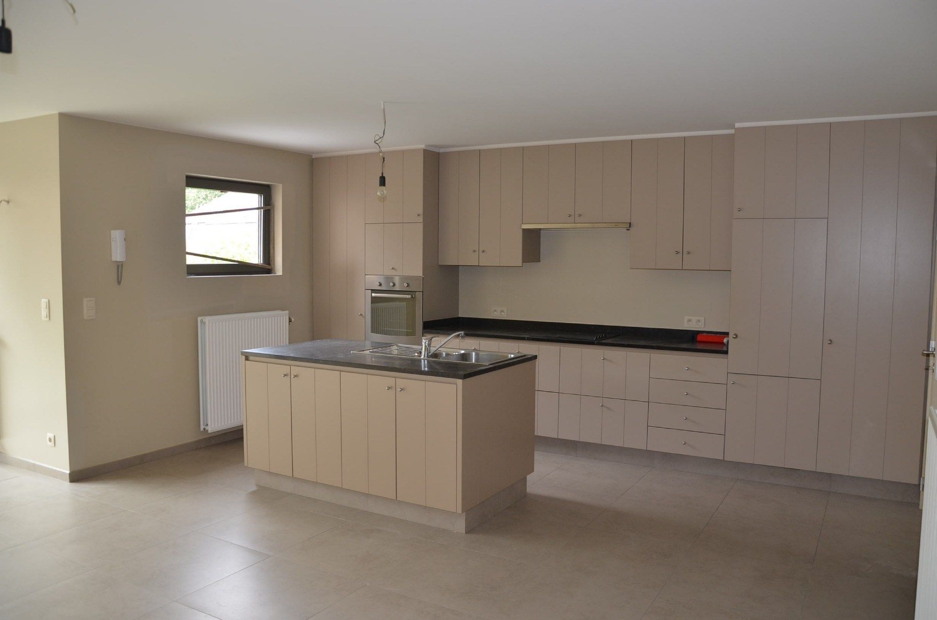 Gelijkvloers recent appartement met tuin. foto 9