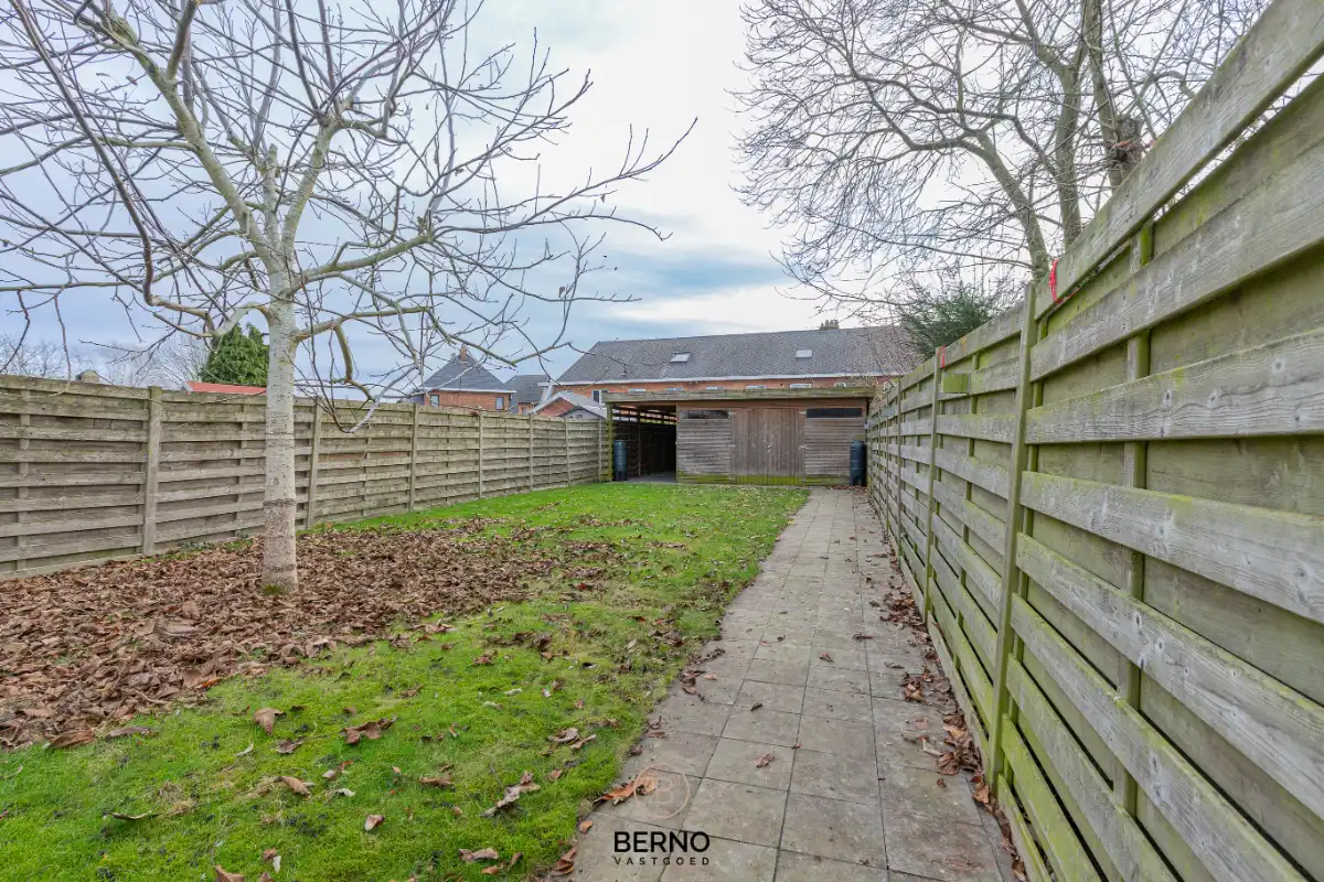 Building met praktijkruimte en 2 appartementen op commerciële locatie foto 25