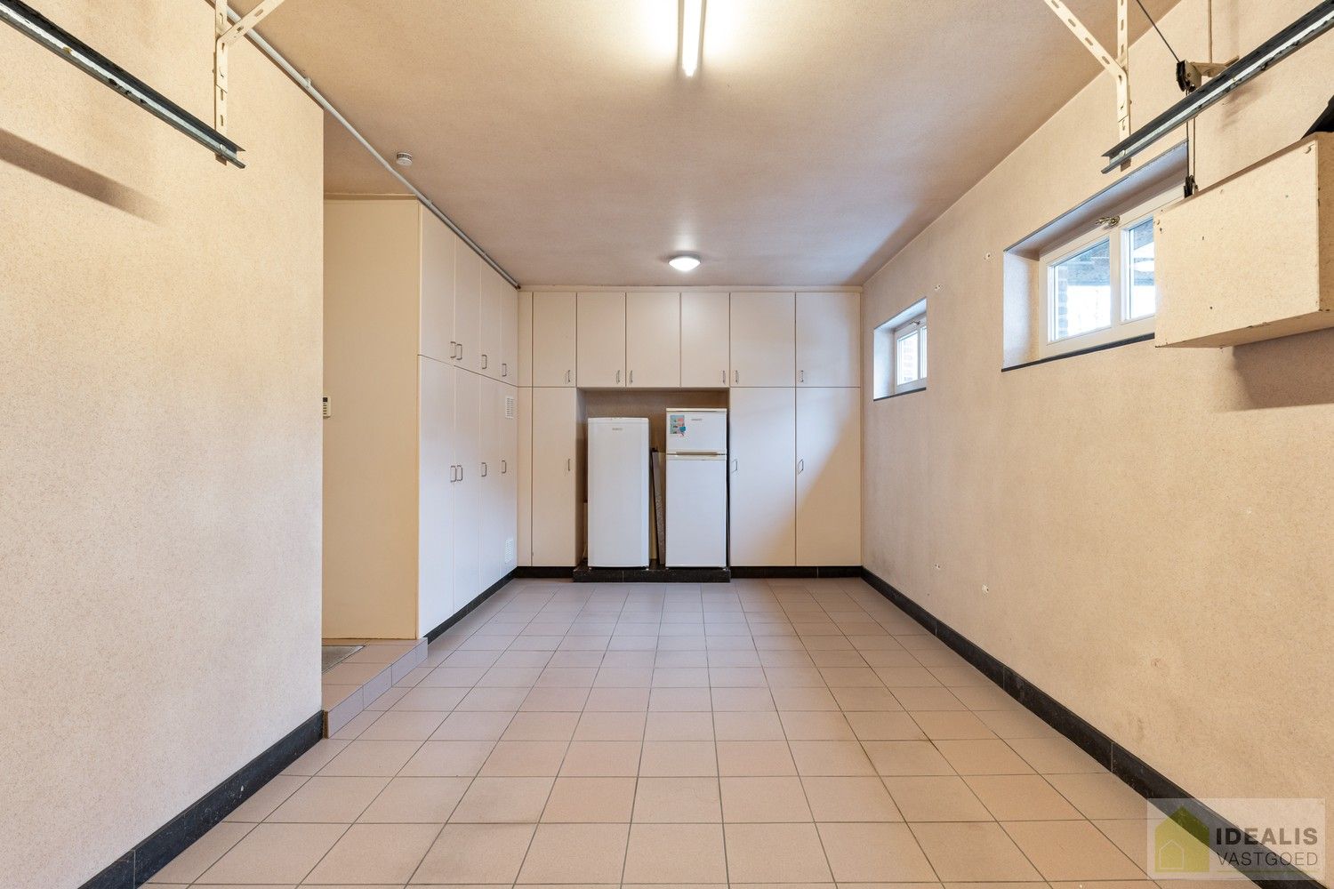 RUIME, INSTAPKLARE EN ENERGETISCH AANGEPASTE WONING VOORZIEN VAN 15 ZONNEPANELEN EN ZONNEBOILER. RIANTE WOONKAMER, KNAPPE KEUKEN, APART BUREEL, APARTE HOBBYRUIMTE, FIJNE WASPLAATS, 4 SLAAPKAMERS, 2 BADKAMERS EN INPANDIGE GARAGE! foto 32