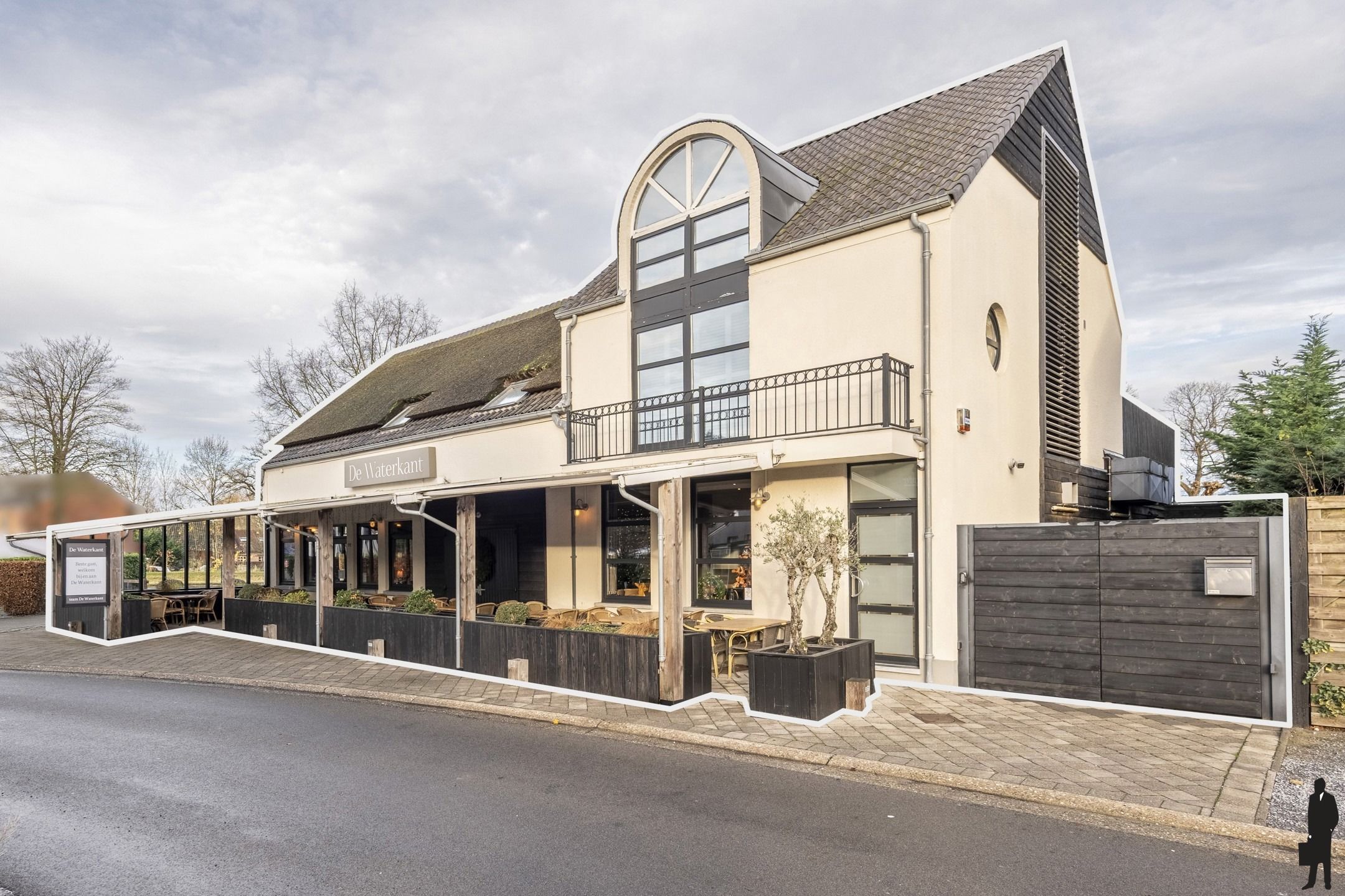 Brasserie met ruime duplexwoning en bouwgrond op toplocatie foto 2