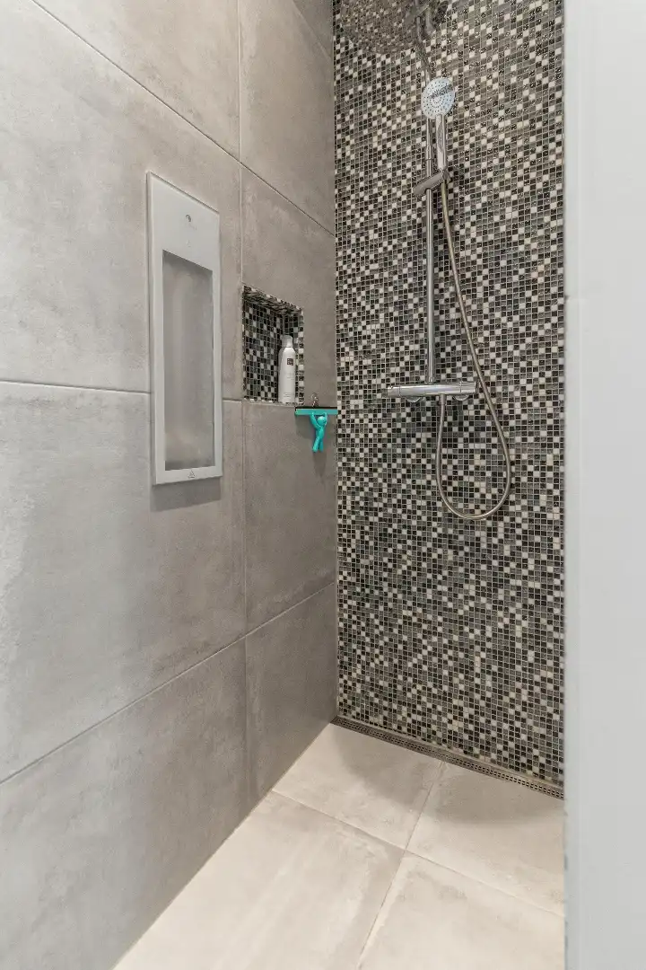 Verrassend ruim en energiezuinig wonen met een zonnige tuin in Schoten! foto 11