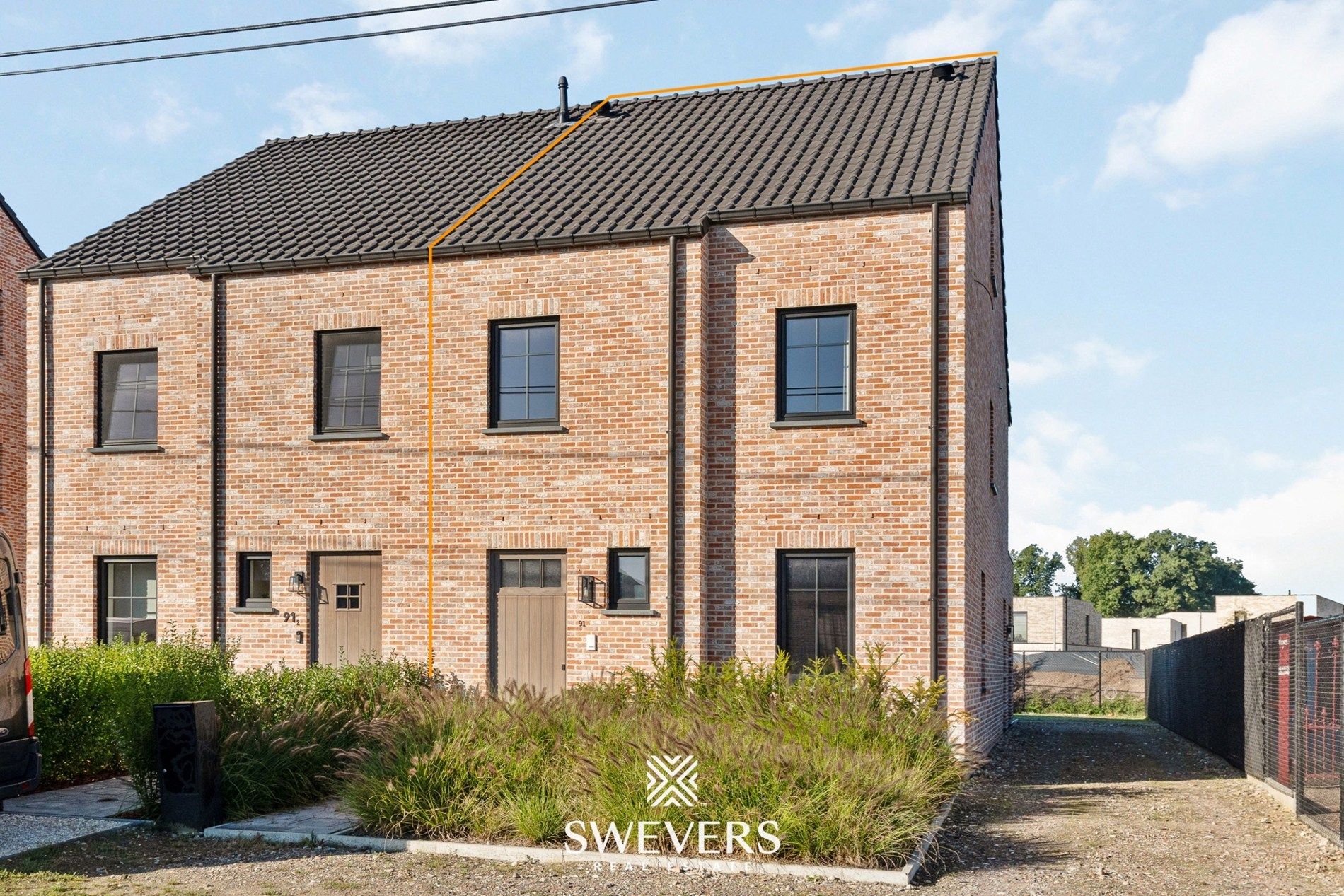 Rustig gelegen energiezuinige nieuwbouw woning met drie slaapkamers foto {{pictureIndex}}
