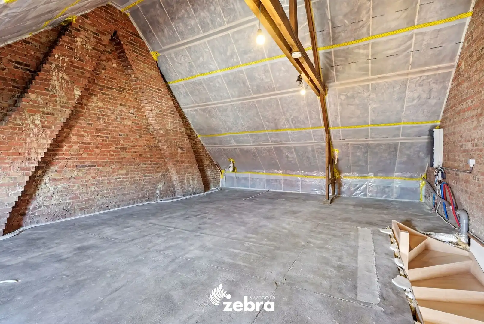 Kwalitatief gerenoveerde herenwoning met garage te Sint-Elisabeth Kortrijk! foto 23