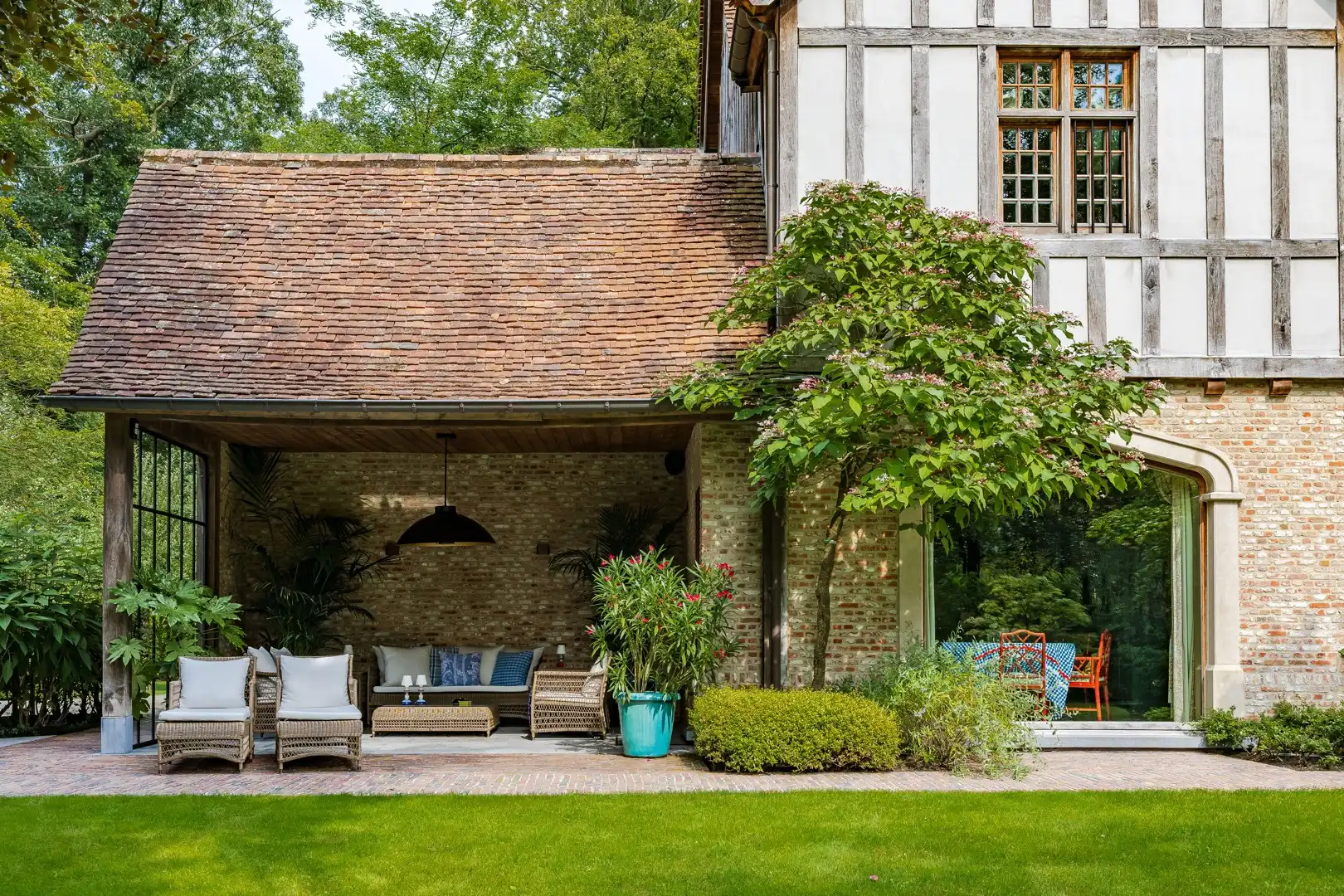 AN EXCEPTIONAL ENGLISH TUDOR RESIDENCE — SCHOTEN, ANTWERP foto 15