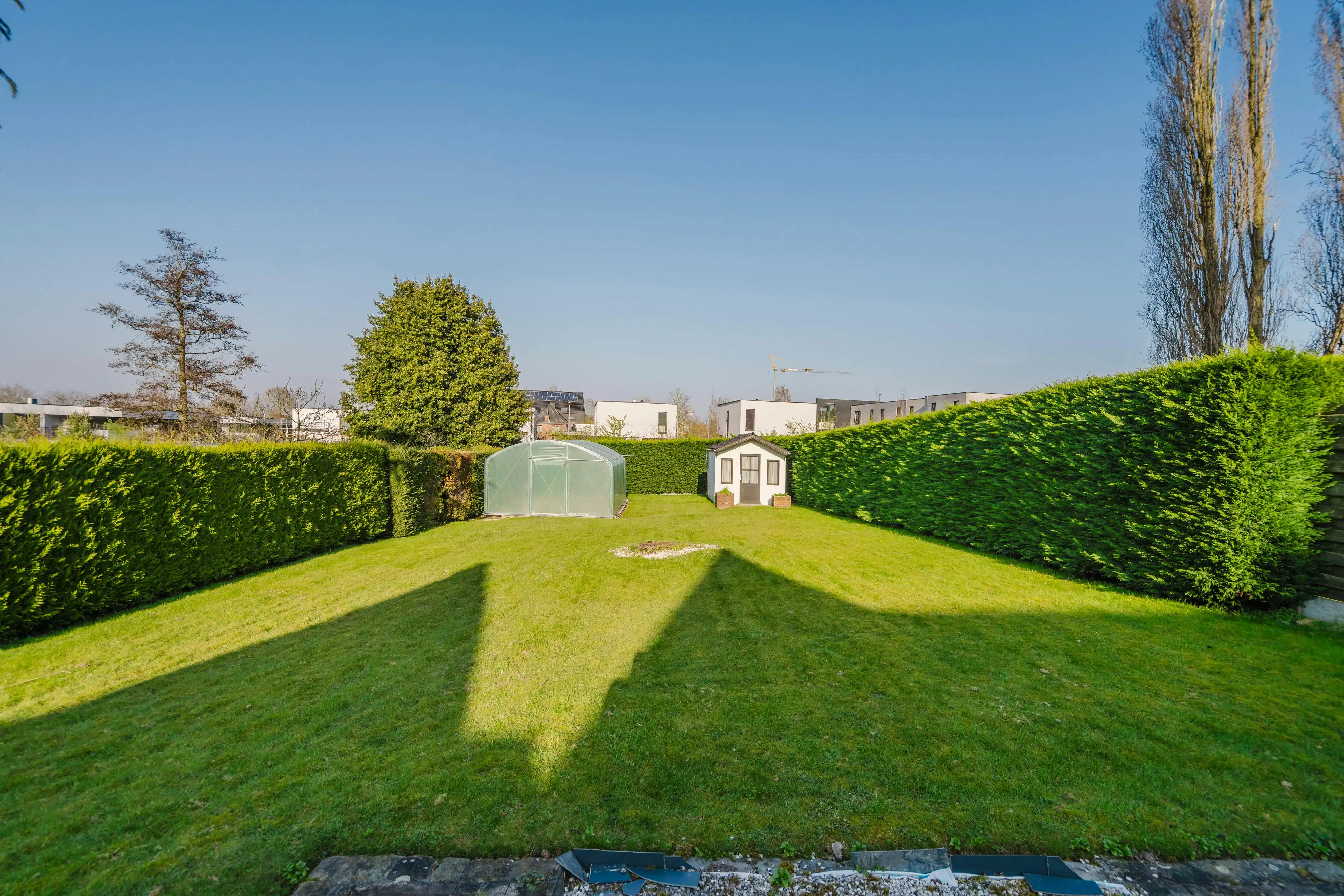 Te renoveren huis te koop met grote tuin, 3 slpk en garage foto 3