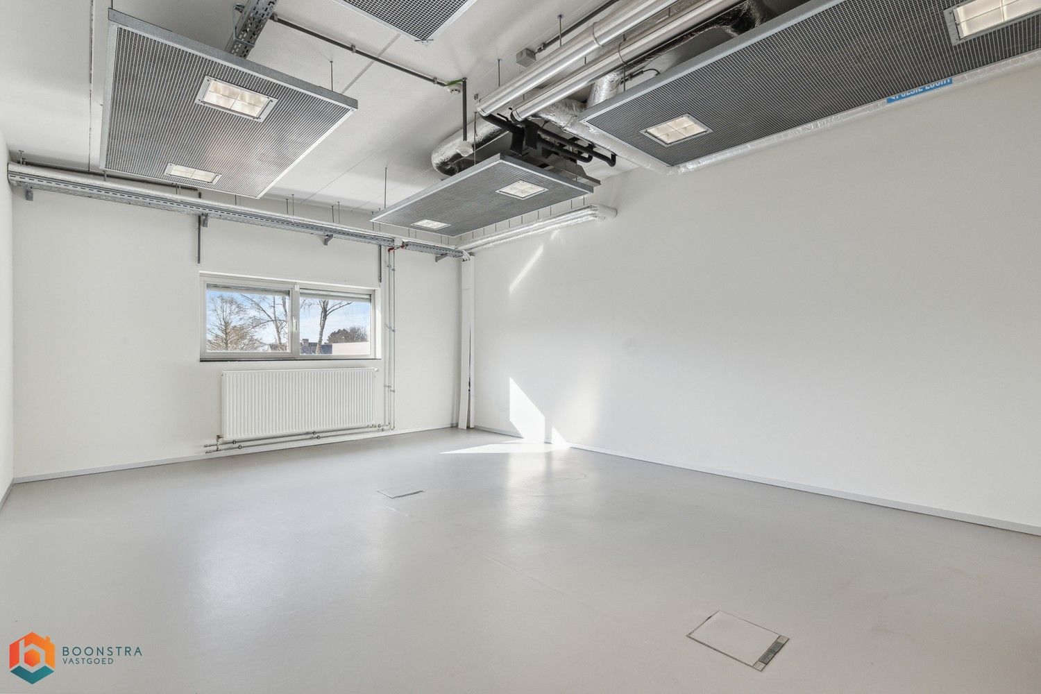 Veelzijdig kantoorgebouw met ruime parking op 2433 m² foto 32
