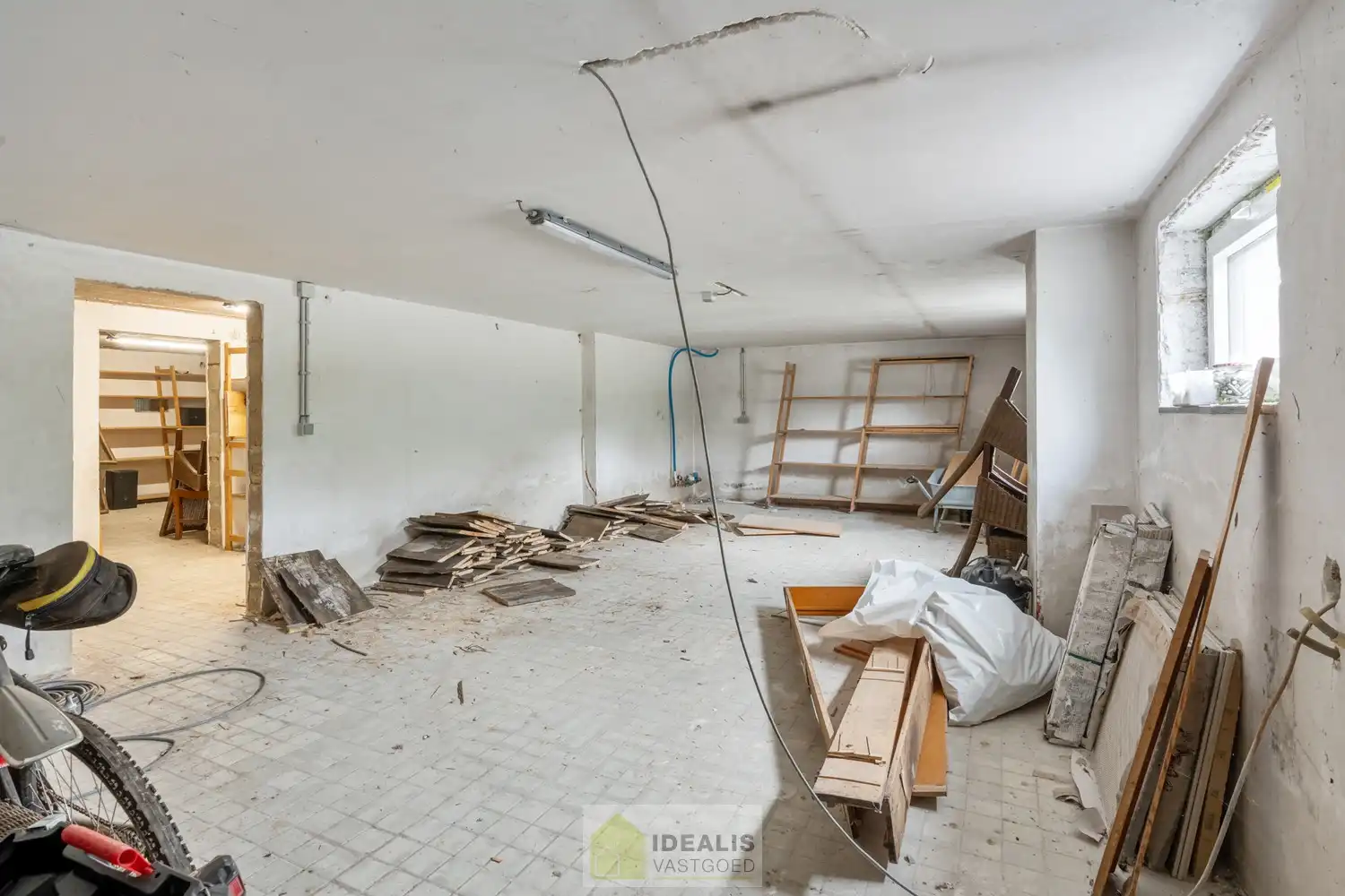 KNAPPE GROTENDEELS GERENOVEERDE EENGEZINSWONING MET EEN HEERLIJK LICHTRIJKE WOONKAMER MET OPEN KEUKEN, AANSLUITEND VERANDA MET ZICHT OP DE ZEER RUIME TUIN (+-2700M²!), 3 SLAAPKAMERS, RUIMTELIJKE BADKAMER VOORZIEN VAN BAD EN INLOOPDOUCHE EN DE WONING IS VOLLEDIG ONDERKELDERD! EEN HEERLIJK RUIME BUNGALOW DIE NOG VOLLEDIG NAAR EIGEN SMAAK AFGEWERKT KAN WORDEN! Een aangename woning met een bewoonbare oppervlakte van +- 205m² op een perceel van +- 26are98ca (2698m²) op een rustige locatie! Tevens is de woning centraal gelegen t.o.v. het centrum van Peer, Meeuwen (Oudsbergen) en Houthalen-Helchteren en kan men vlot gebruik maken van de Noord-Zuidverbinding (A24). foto 22