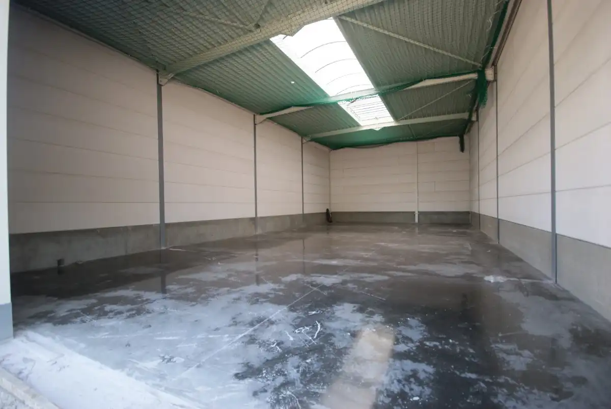 Goed geïsoleerde OPSLAGRUIMTE (240m²) met 2 private parkeerplaatsen voor de deur te Brugge (Sint-Michiels). Op ambachtelijke zone. foto 3