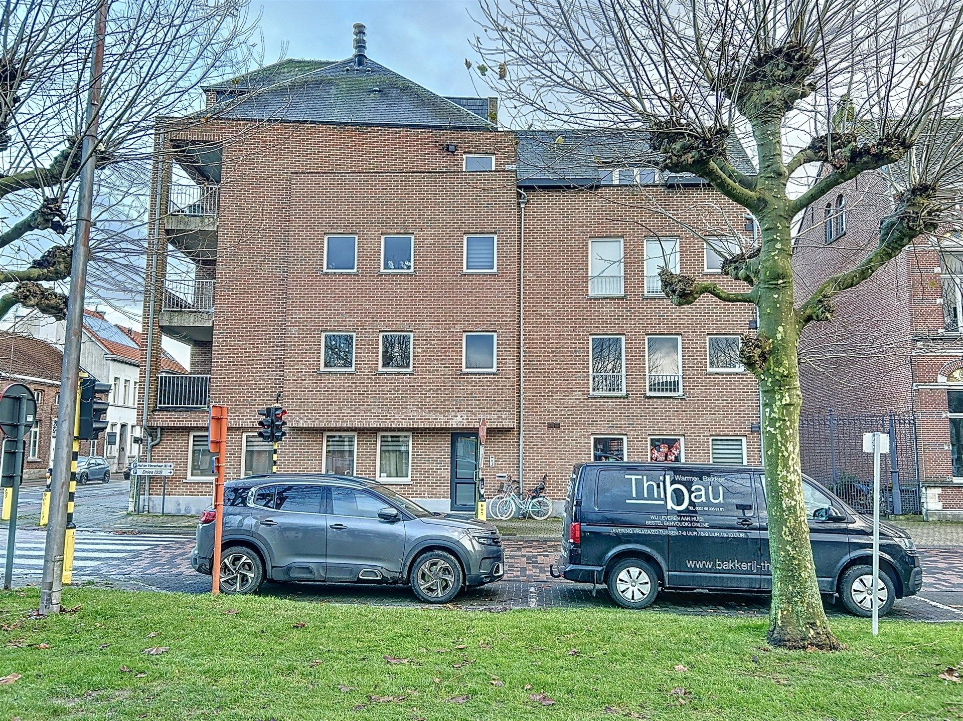 Prachtige opbrengsteigendom van 12 appartementen met terras en 12 autostaanplaatsen in hartje Sint-Pauwels.  foto 4