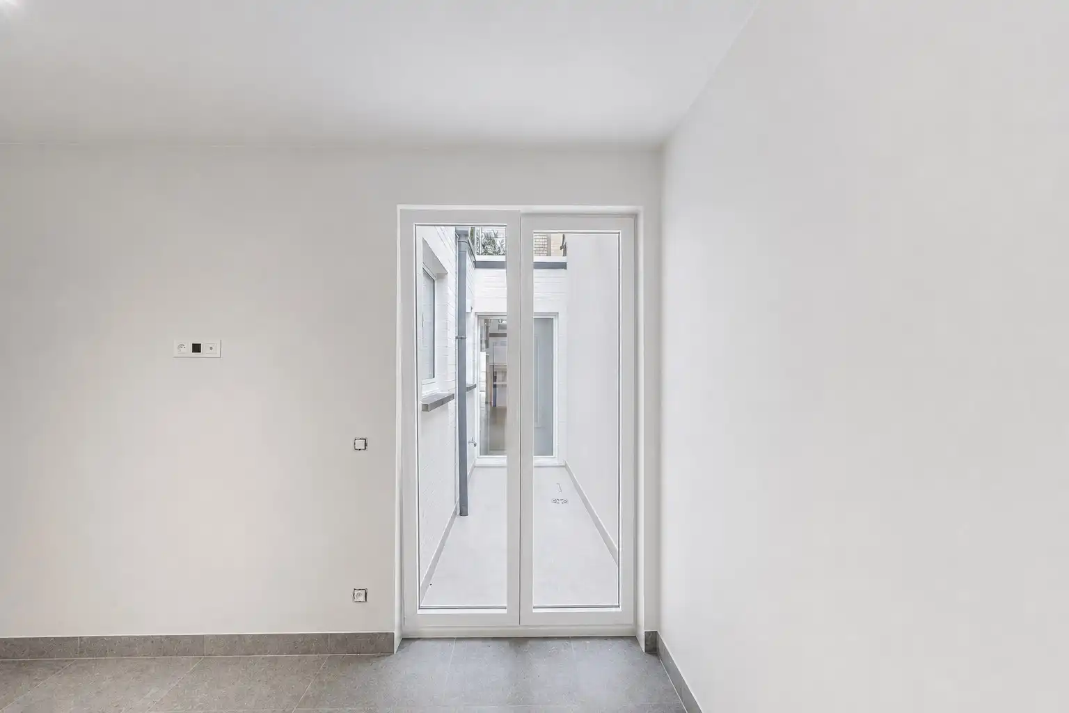 Instapklare winkel- en galerijruimte met studio en privatieve koer op de Zeedijk 694 foto 12