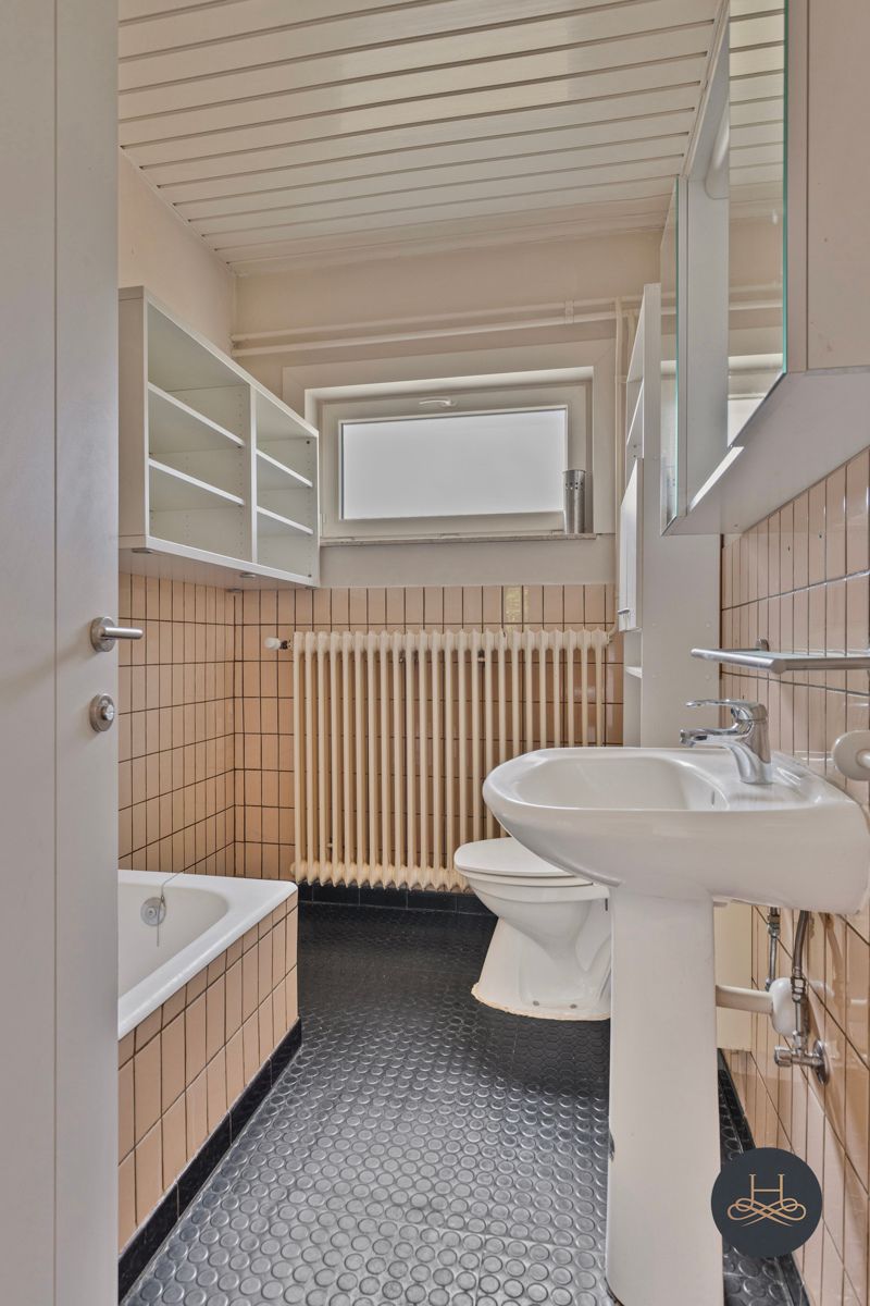 In het groen gelegen openstaande en te renoveren woning  foto 14