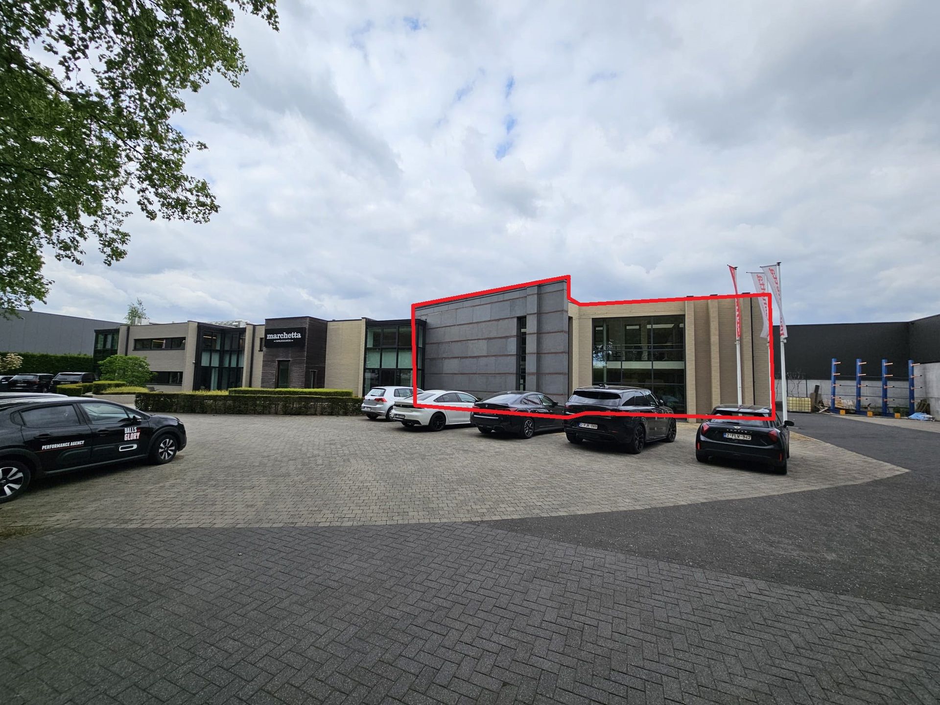  TE HUUR Genk - showroom met kantoren foto 14