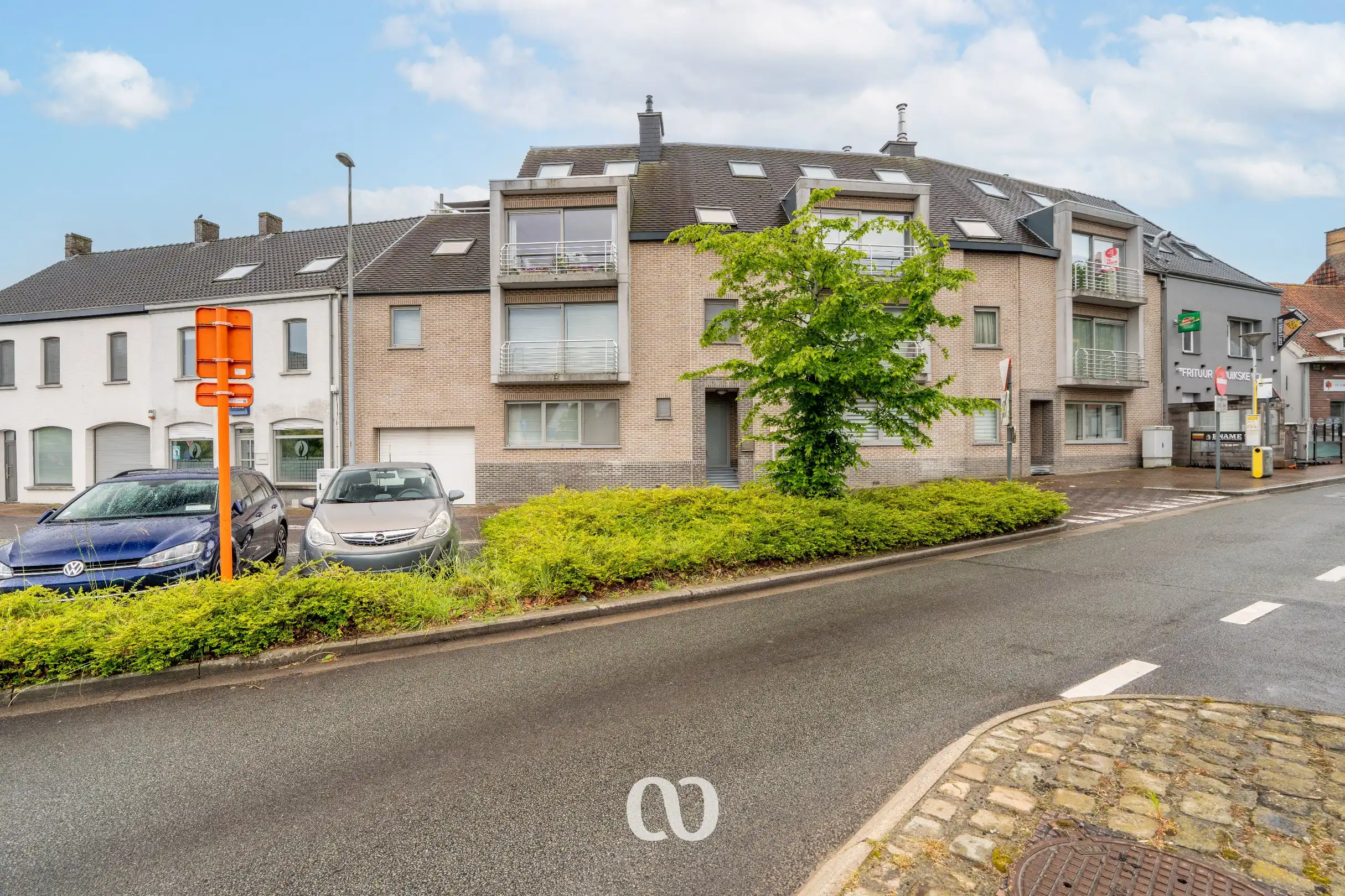 Instapklaar gelijkvloers appartement met private ingang en directe toegang tot de garage foto {{pictureIndex}}