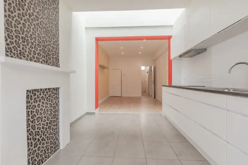 Instapklare, centraal gelegen woning met 3 slaapkamers en gezellig tuinterras (elektriciteit GOEDGEKEURD, EPC- label B, zonneboiler, airco...)... foto 4