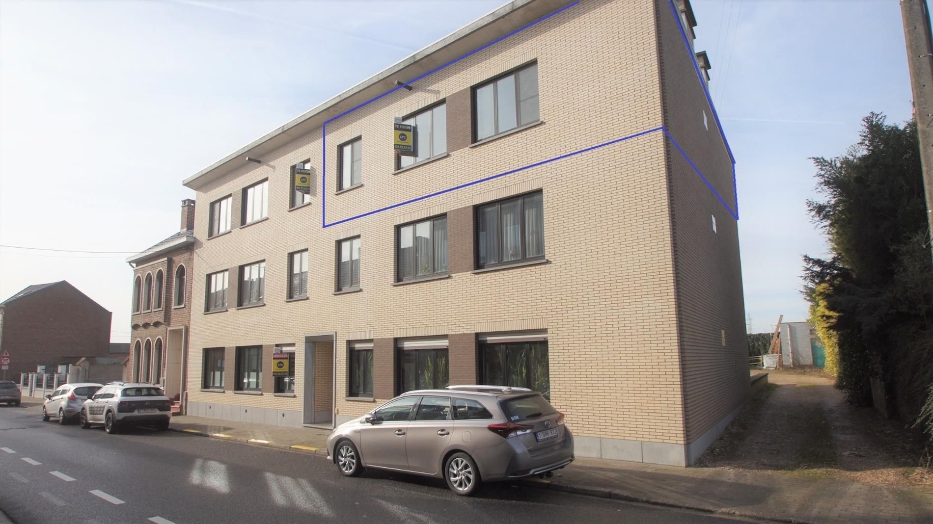 Ruim, goed gelegen appartement met 3 slpks, garage en terrasje foto {{pictureIndex}}