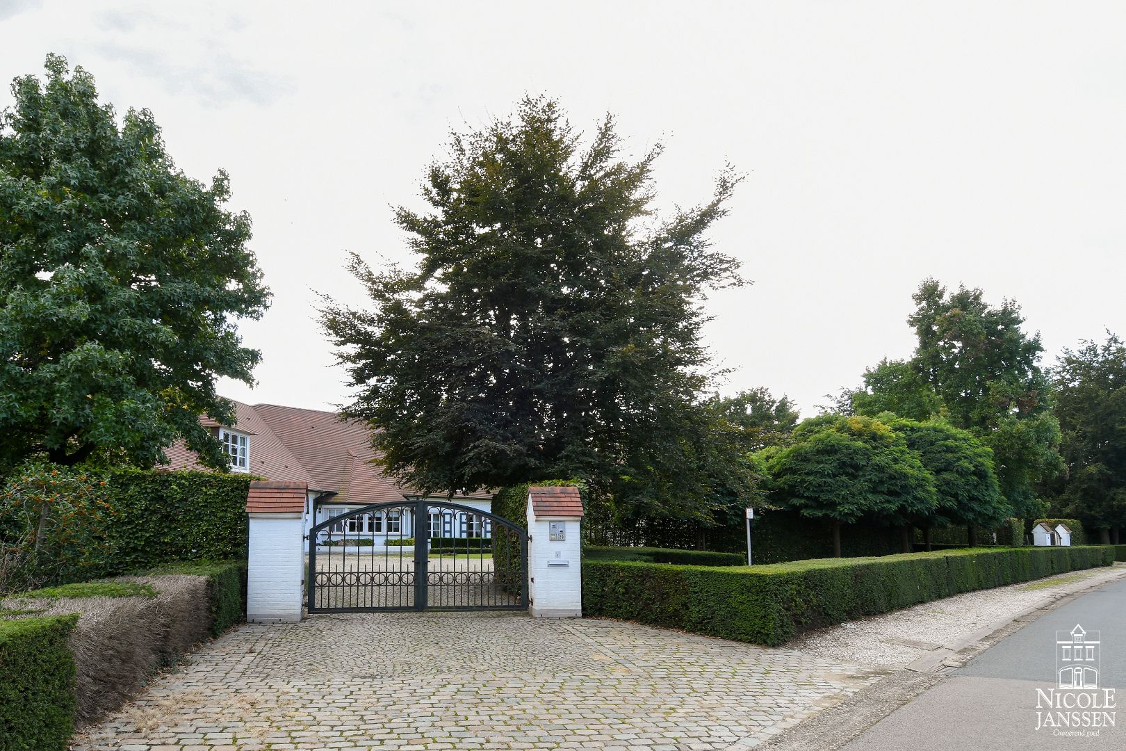 Exclusieve villa met binnenzwembad gelegen op een residentiële locatie foto 33