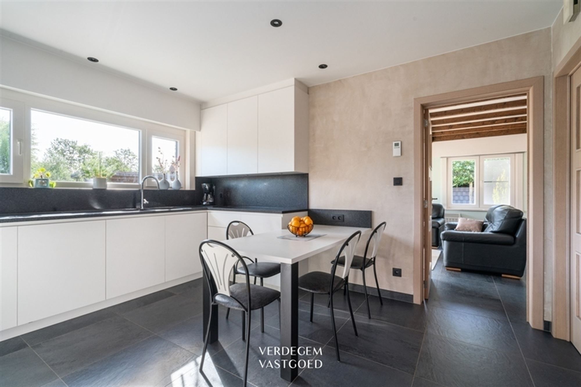Prachtige villawoning in landelijke stijl met 3 slaapkamers, 3 garages en geniettuin foto 9