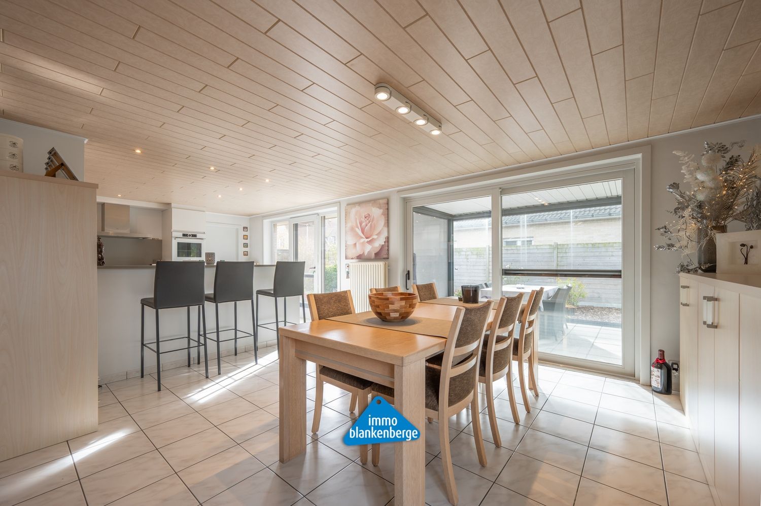 Ruime villa met zonnige tuin en moderne veranda op wandelafstand van de zee foto 14