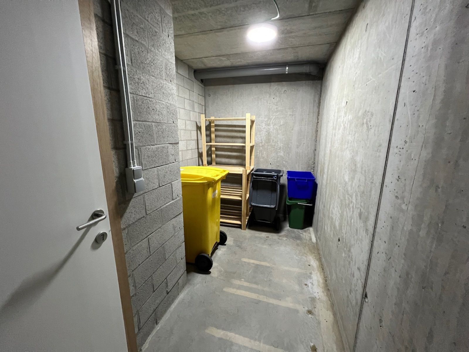 Recent dakapp met 2slpk, terras en parking foto 20