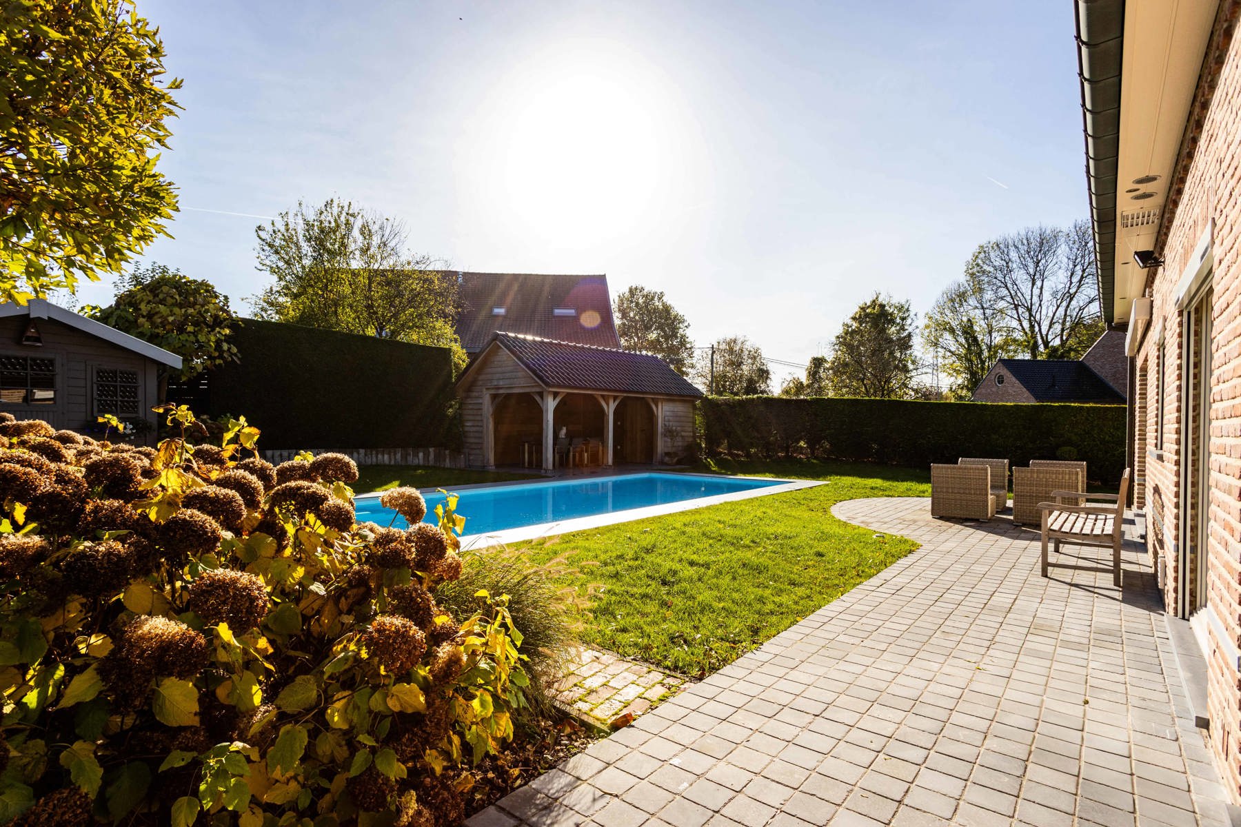 Perfect onderhouden gezinswoning met zwembad in Deux-Acren. foto 2