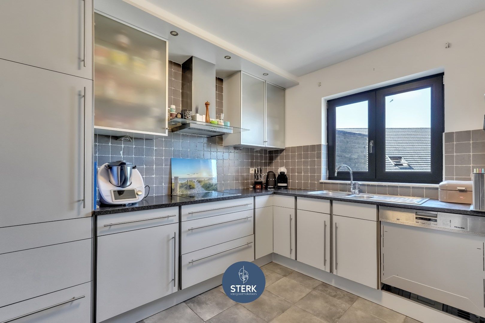 INSTAPKLAAR DUPLEX-APPARTEMENT MET 3 SLPKS EN 2 TERRASSEN TE REKEM !  foto 9