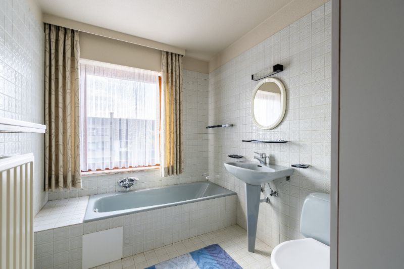 Bel-etagewoning met potentieel in hartje Izegem. foto 12