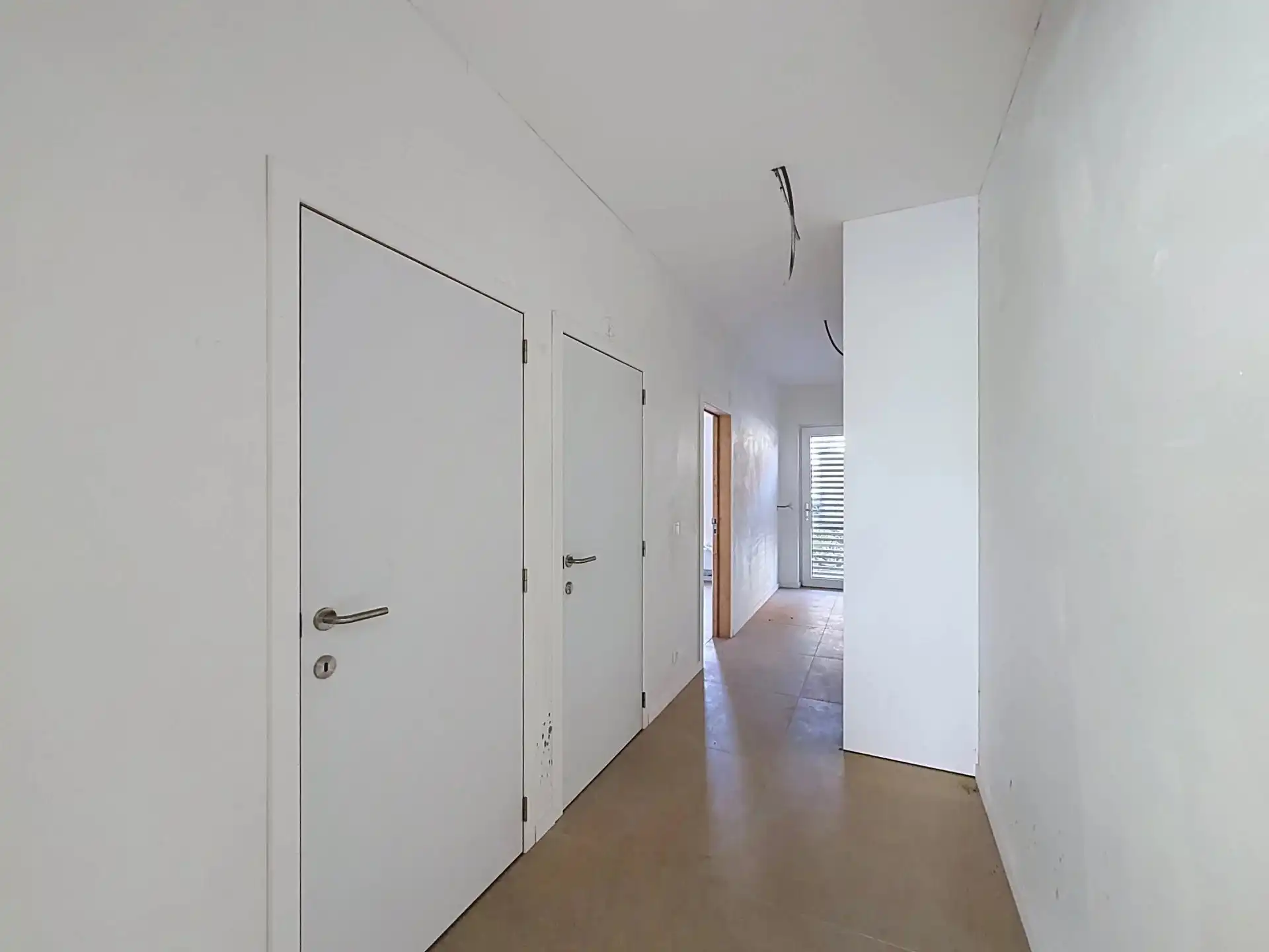 Luxueus en modern afgewerkt gelijkvloers appartement met tuin en 1 slaapkamer. foto 2