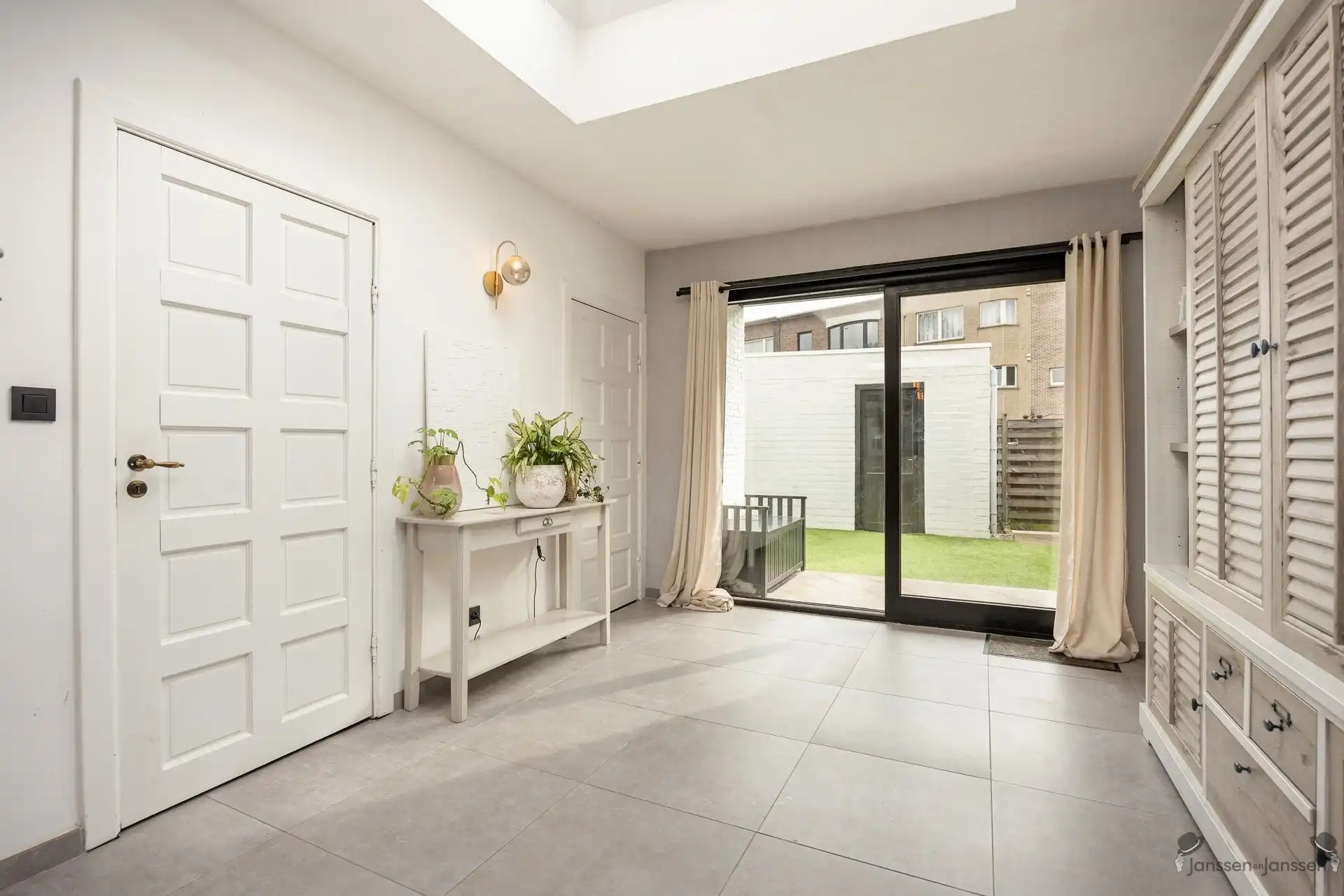 Instapklare woning met vernieuwde designkeuken, 4 slaapkamers en garage in hartje Brasschaat foto 8