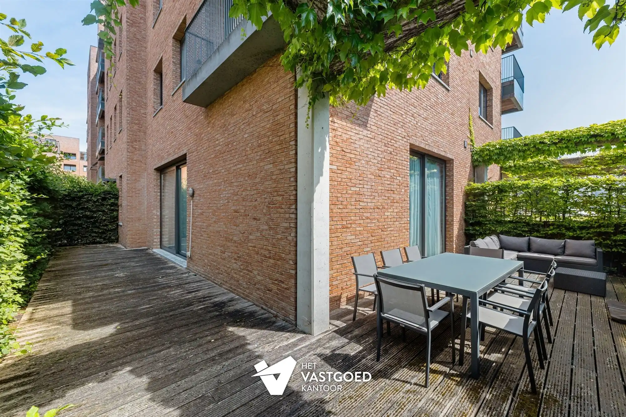 PRACHTIG GELEGEN GELIJKVLOERS APPARTEMENT MET 1 SLAAPKAMER EN ZEER RUIM TERRAS AAN DE KEMPISCHE KAAI TE HASSELT foto 2