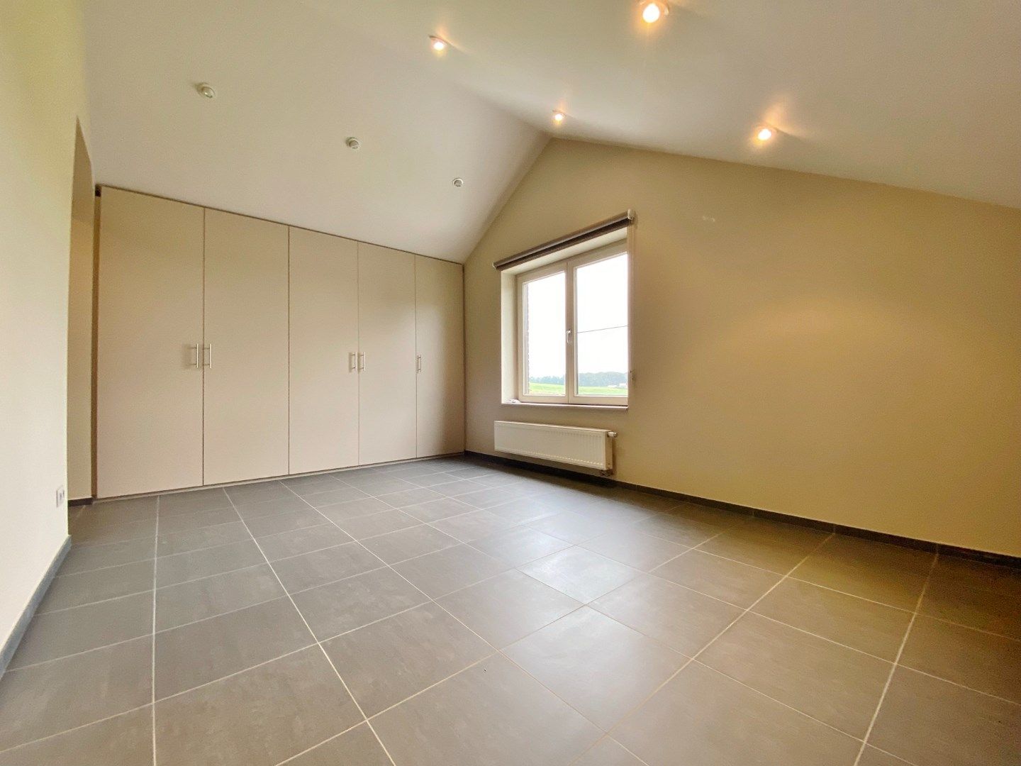 Alleenstaande woning met garage en zonnige tuin met prachtig uitzicht.  foto 15