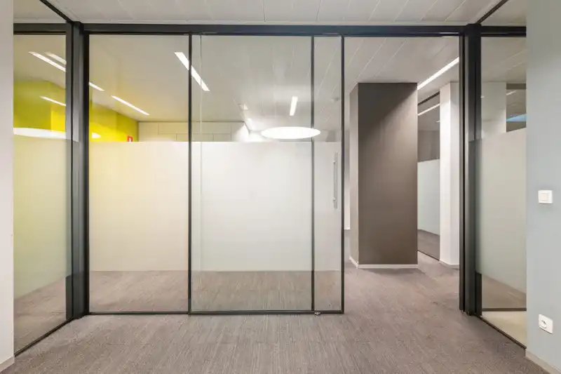 Roeselare-stadskern. Kantoor / praktijkruimte van 164m2, onlangs vernieuwd. Grote zichtbaarheid en uitkijkend op het Coninckplein. Ideaal voor groepspraktijk, galerij, boekhoudkantoor, private training,... foto 8