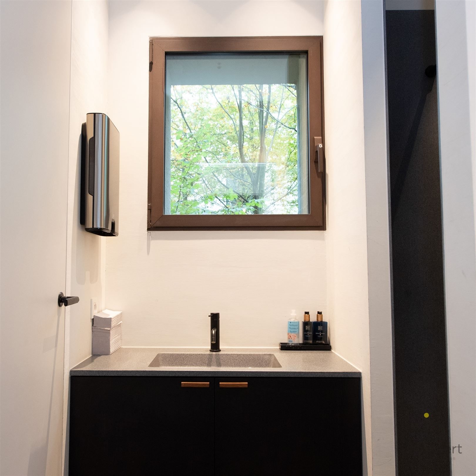 UNIEK GELIJKVLOERS APPARTEMENT OP DE KANAALSITE VAN AXEL VERVOORDT foto 15