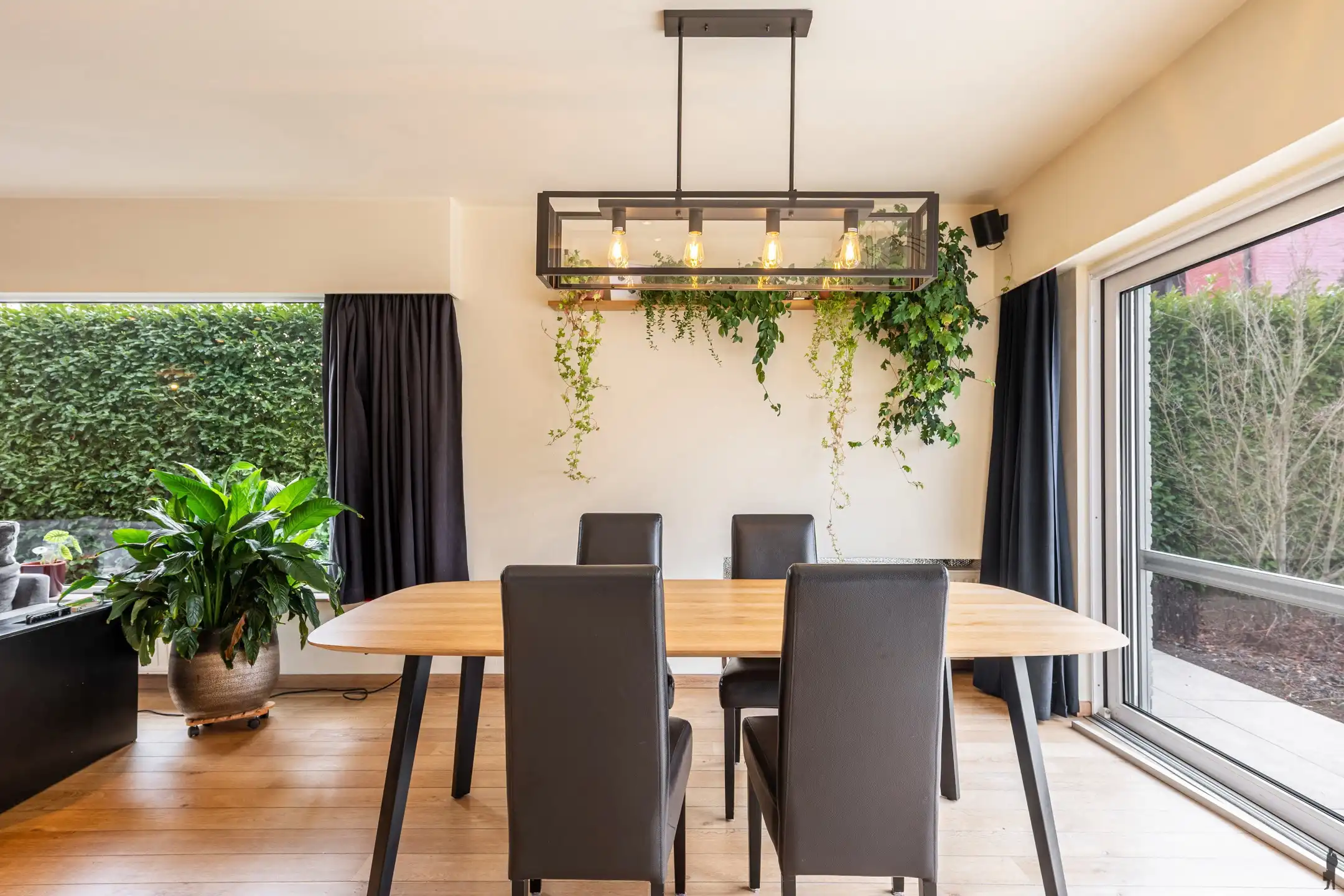 Ruime villa in rustige straat met prachtige zuid-west tuin foto 10