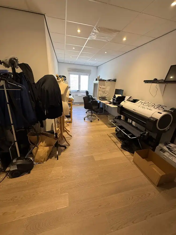 BAANWINKEL MET PARKING NABIJ MEDI MARKET, CARREFOUR, KRËFEL, ... foto 13