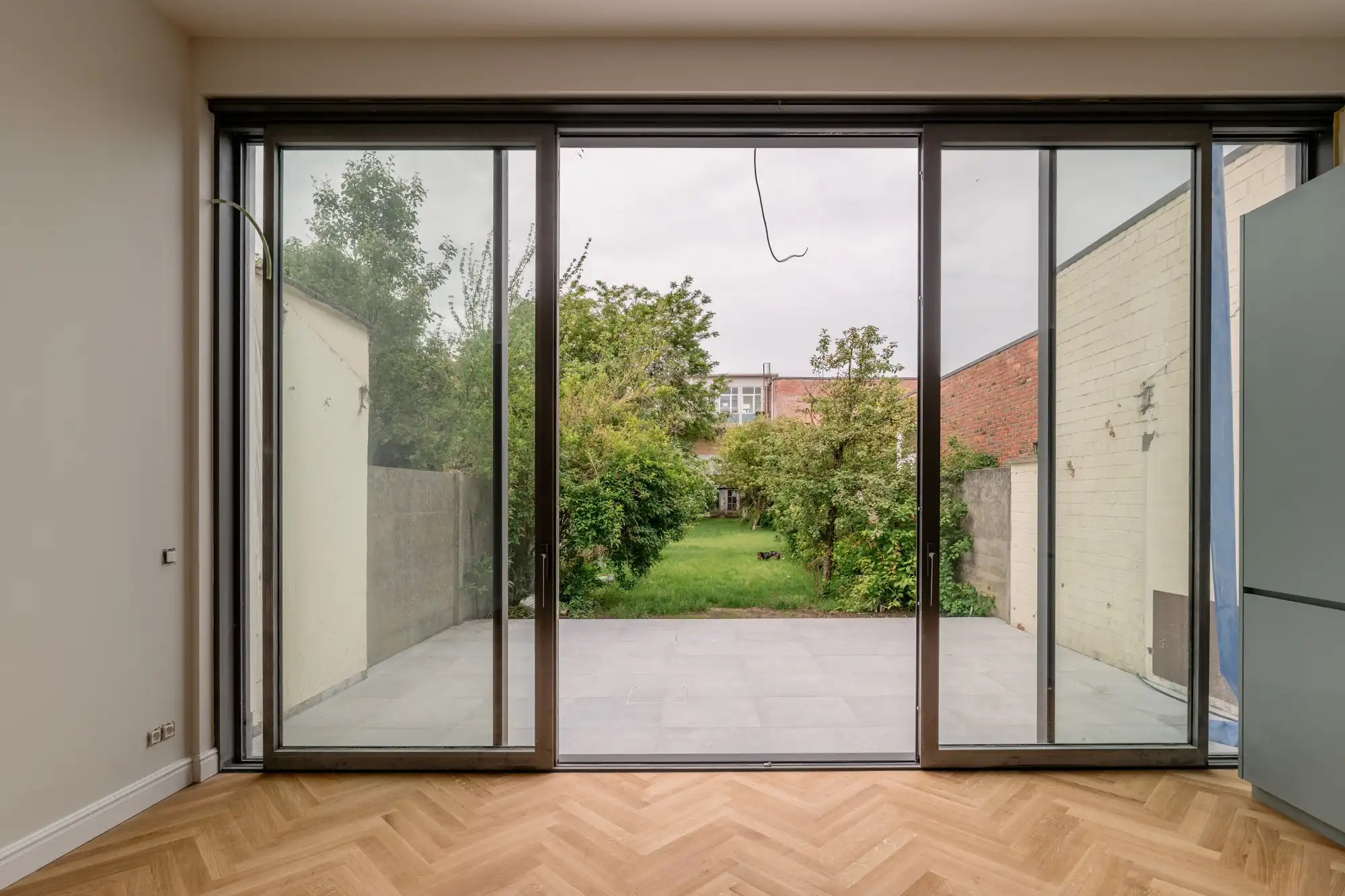 Volledig gerenoveerde woning. Eerste bewoning. Vijf slaapkamers. Een tuin die maar niet stopt. foto 5