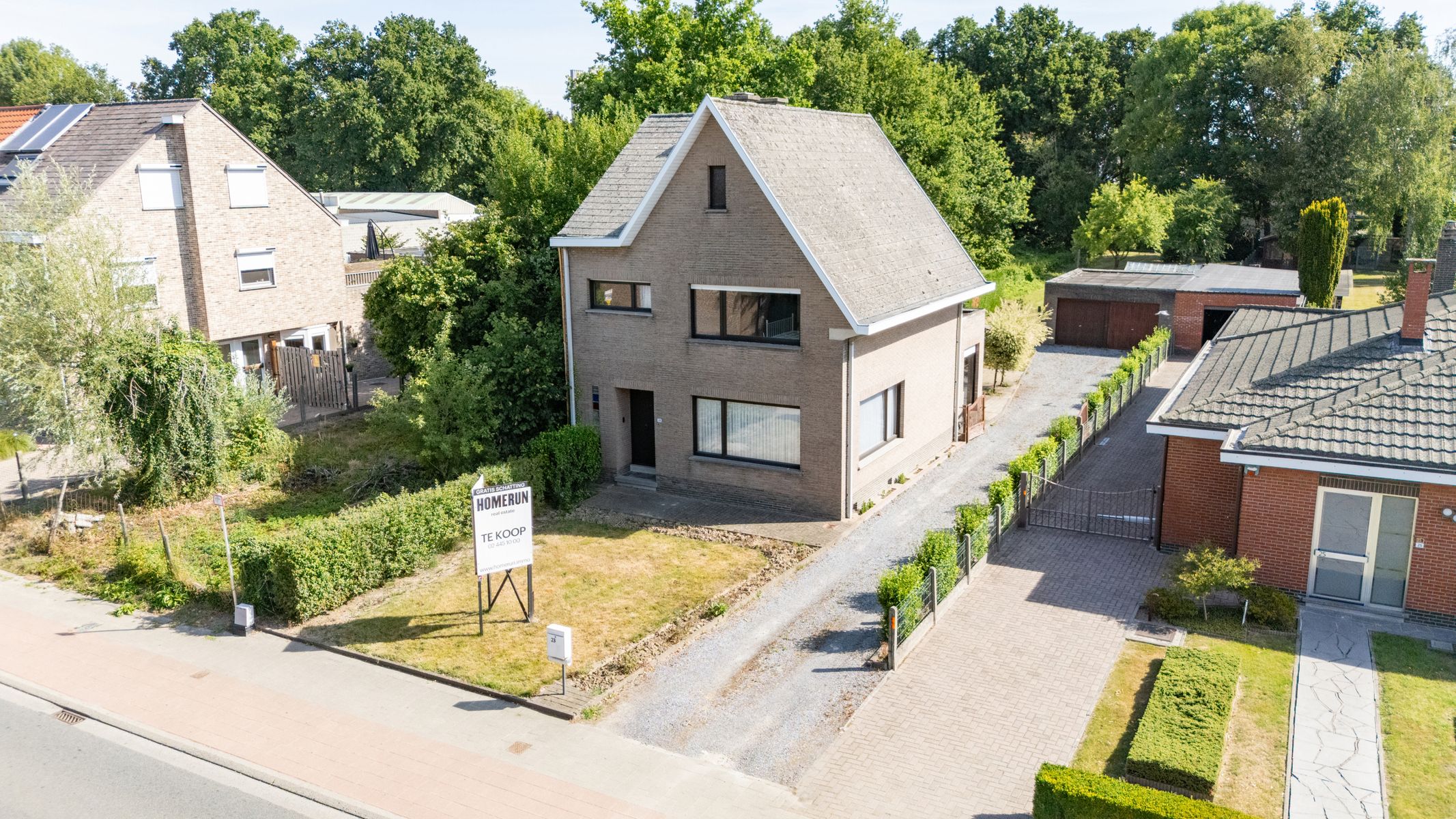 Gezinswoning met 3 slpk, grote tuin, garage en staanplaatsen foto 3