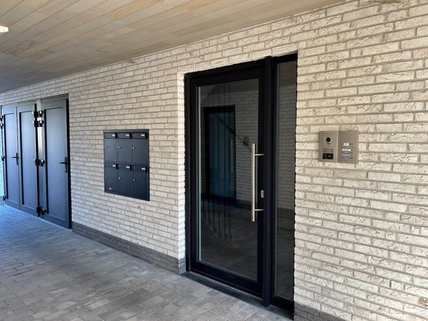 Kwalitatief afgewerkt nieuwbouwappartement TE HUUR in het hartje van Sint-Eloois-vijve!! foto 2