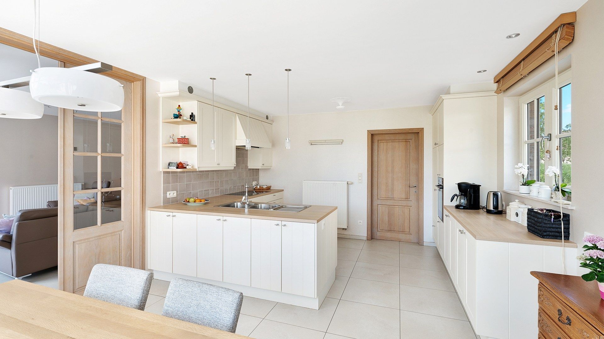 Bijzonder groot en goed onderhouden halfopen villa foto 10