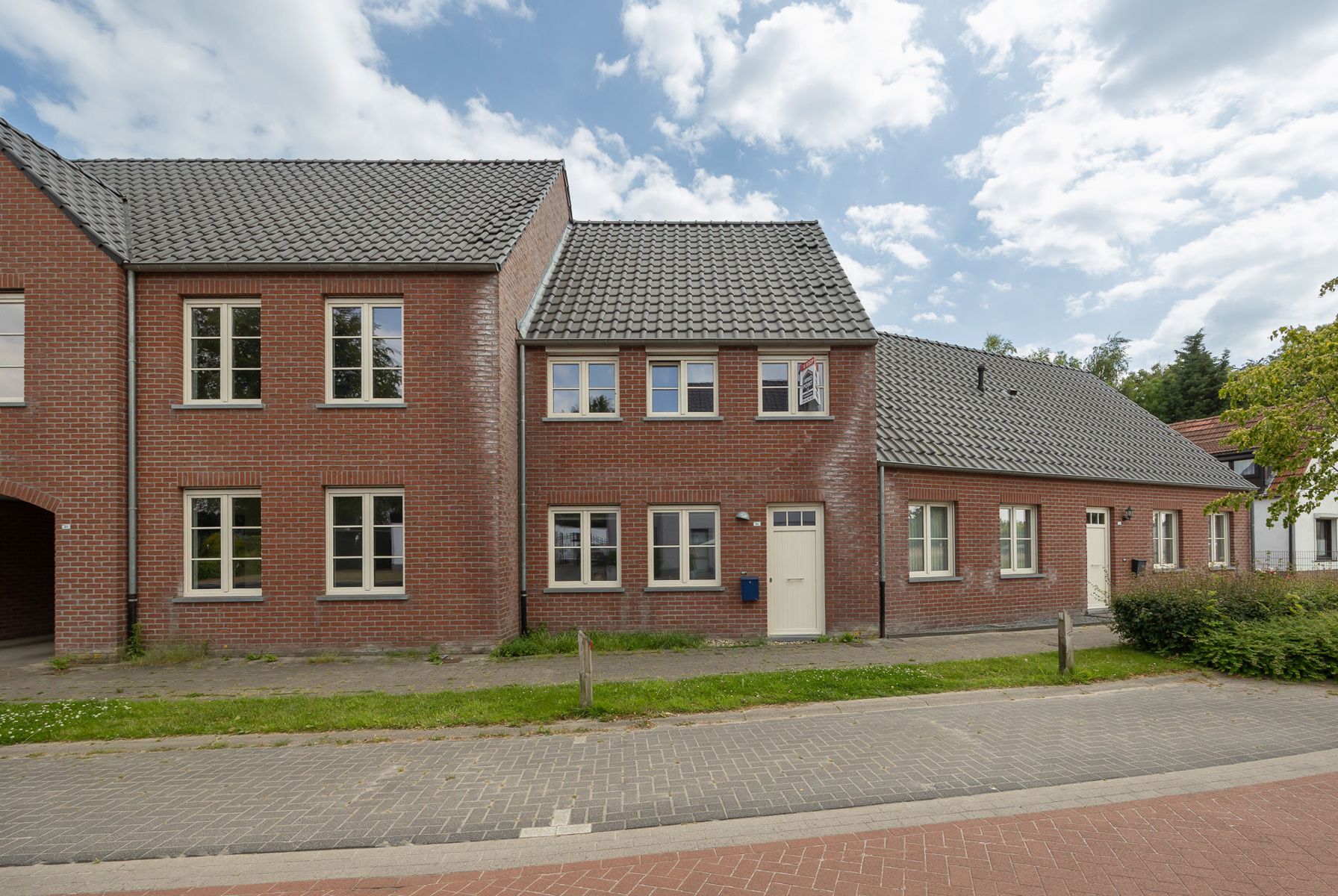 Recente energiezuinige woning met 3 slaapkamers en zuid georiënteerde tuin. foto {{pictureIndex}}