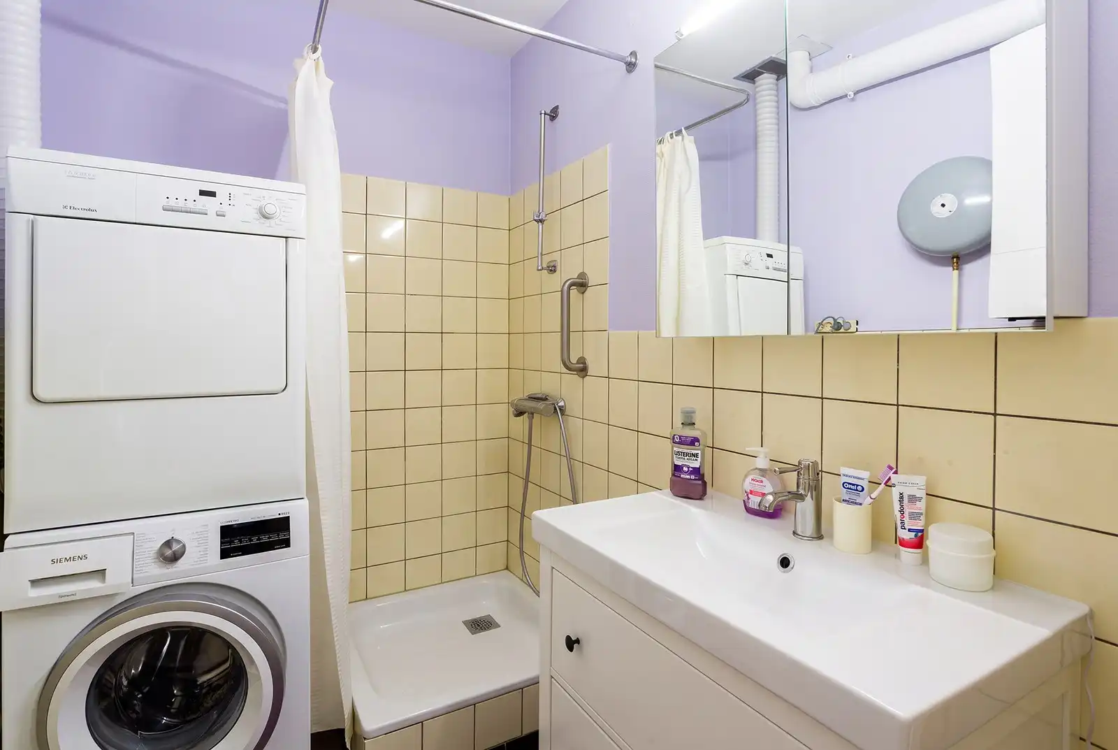Opbrengsteigendom 3 ruime 2-slaapkamerapp. + 3 garages foto 24